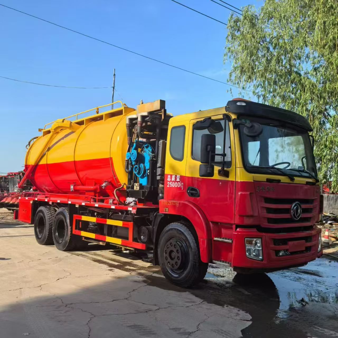 Camión cisterna Dongfeng 6×4 combinado de chorro y succión para aguas residuales, camión cisterna de alta presión para limpieza de alcantarillado, mantenimiento de fosas sépticas y tuberías.