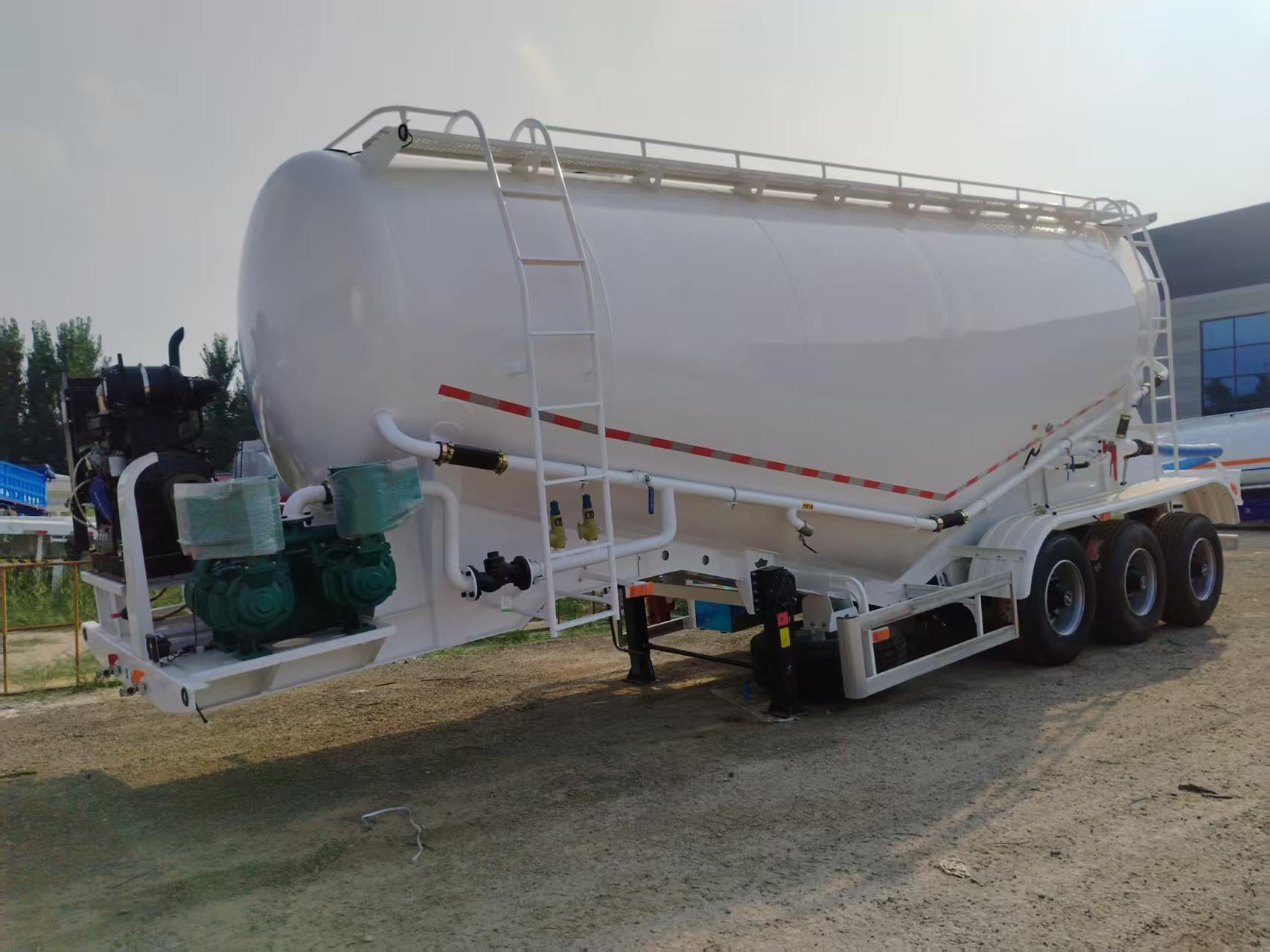 Semirremolque cisterna de cemento a granel de 3 ejes, cisterna de polvo a granel seco de 35 m³, remolque cisterna para transporte de cenizas volantes y mortero seco libre de impuestos