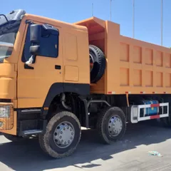 Camión volquete pesado HOWO 8×4 de 371 CV, con cuatro volquetes delanteros y ocho traseros, para transporte de minas, lodo y áridos.