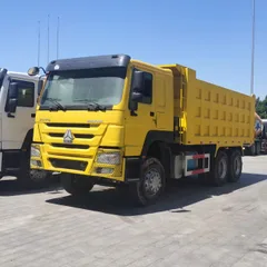 Camión volquete pesado HOWO 8×4 de 371 CV, con cuatro volquetes delanteros y ocho traseros, para transporte de minas, lodo y áridos.