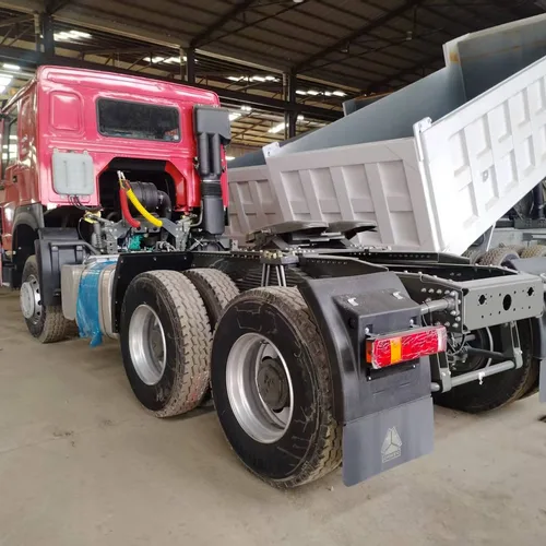 Camión grúa HOWO 6×4 montado sobre camión, grúa de pluma recta para elevación de materiales de construcción y transporte de carga.