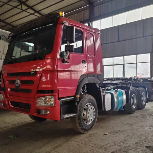 Camión grúa HOWO 6×4 montado sobre camión, grúa de pluma recta para elevación de materiales de construcción y transporte de carga.