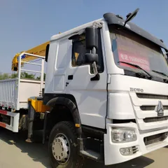 Camión grúa HOWO 6×4 montado sobre camión, grúa de pluma recta para elevación de materiales de construcción y transporte de carga.