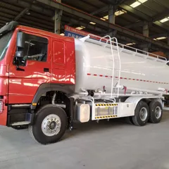 Camión cisterna HOWO 6×4 para polvo a granel, transportador de cemento a granel de 30 m³, camión cisterna neumático para el transporte de cenizas volantes y mortero seco.