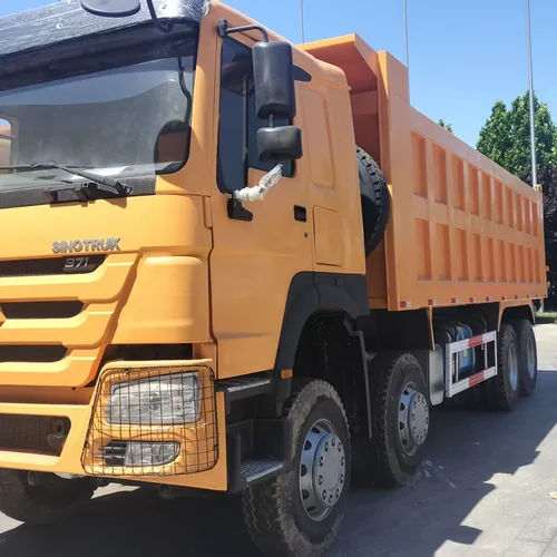 Camión volquete pesado HOWO 8×4 de 371 CV, con cuatro volquetes delanteros y ocho traseros, para transporte de minas, lodo y áridos.