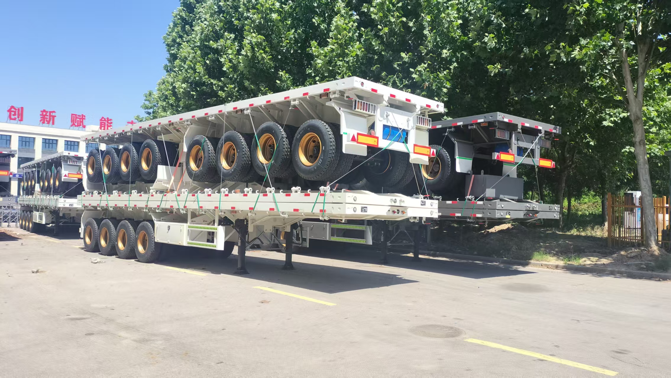 Semirremolque de plataforma plana de tres ejes de 13 m, semirremolque de transporte de contenedores y carga de acero.