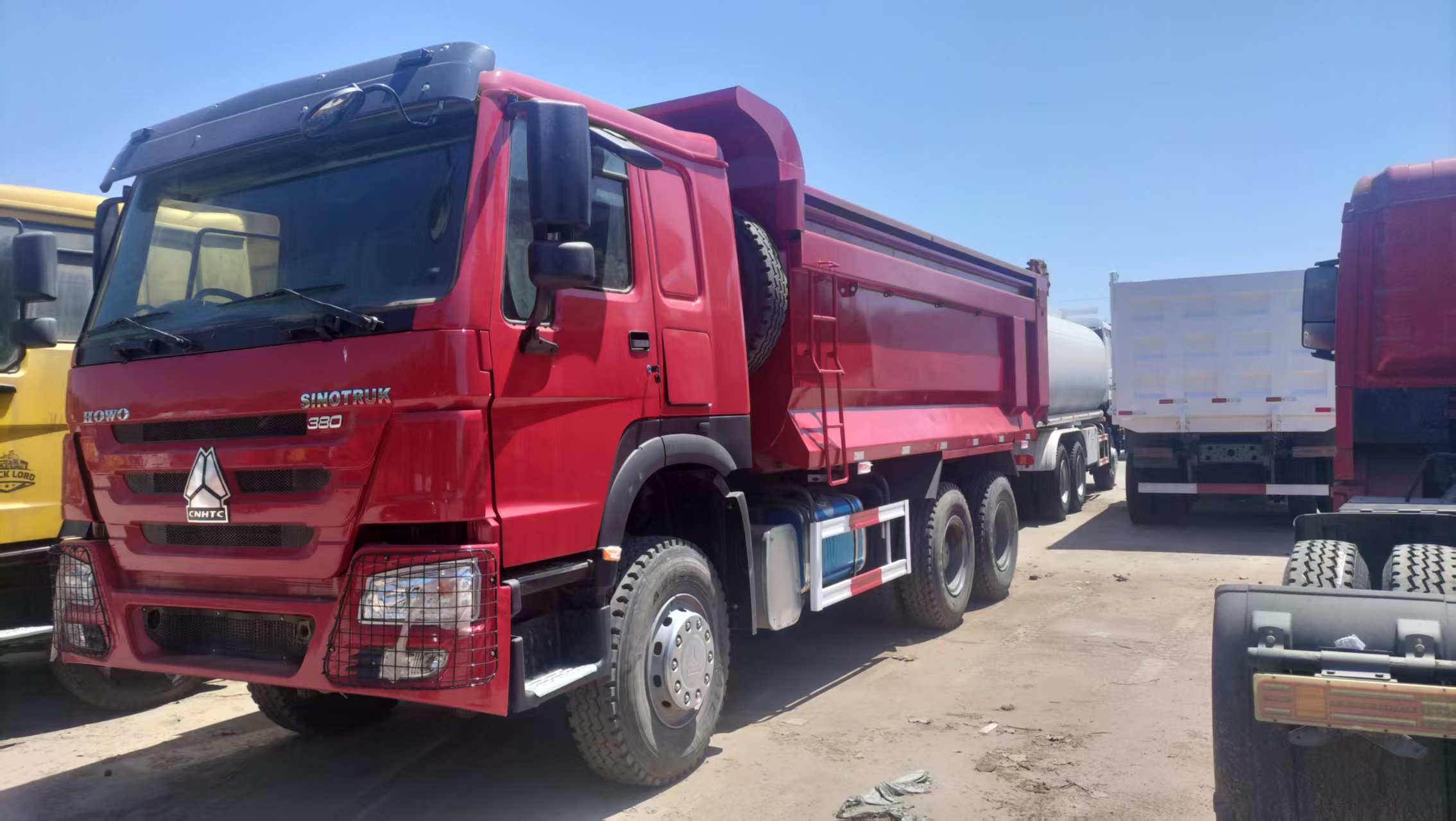 Camión volquete HOWO 6×4 de 380 CV para trabajo pesado, ideal para arena de minería y escombros de construcción.