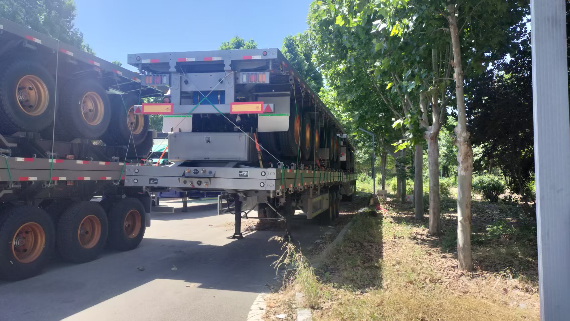 Semirremolque de plataforma plana de tres ejes de 13 m, semirremolque de transporte de contenedores y carga de acero.