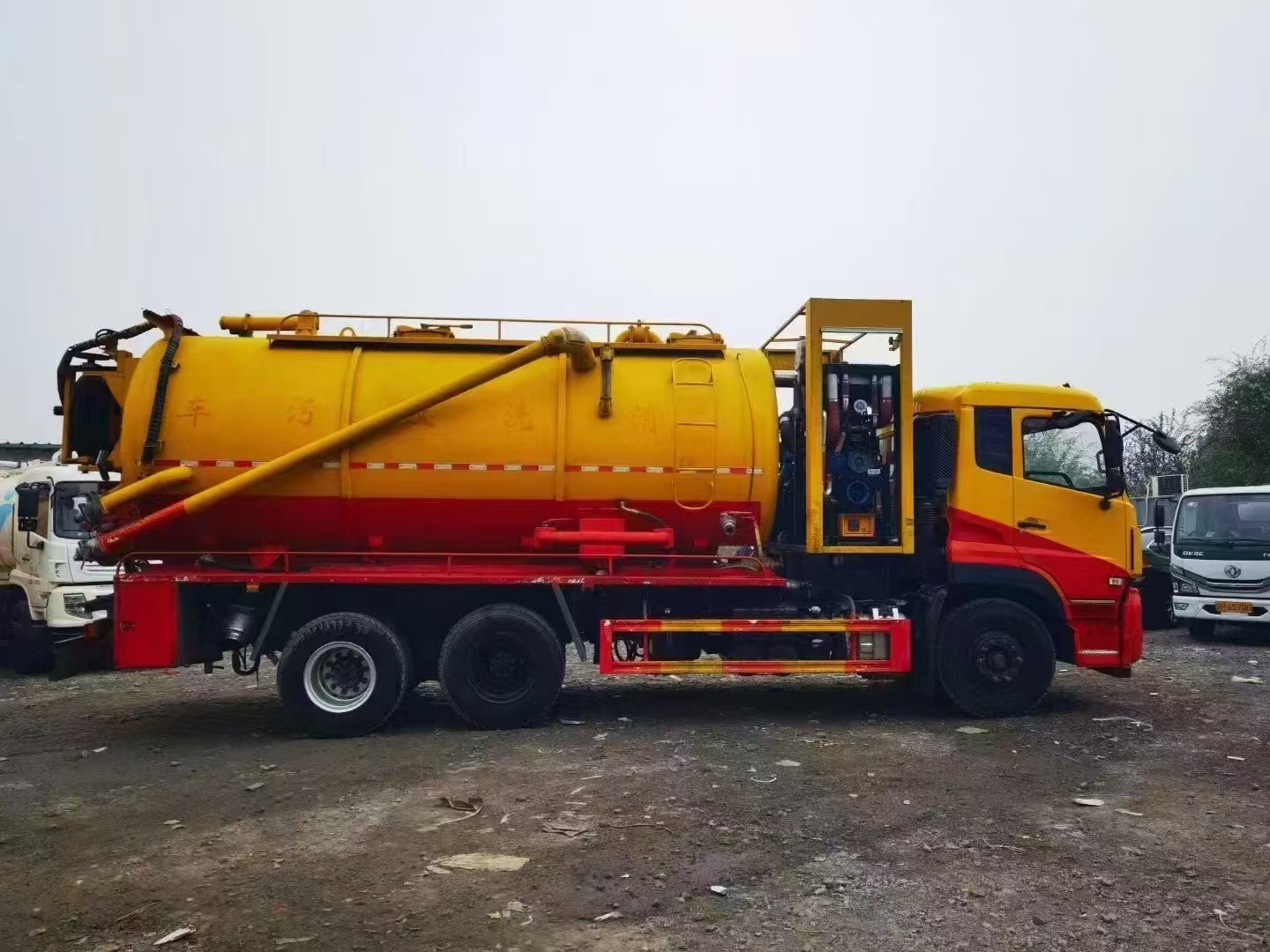 Camión cisterna Dongfeng 6×4 combinado de chorro y succión para aguas residuales, camión cisterna de alta presión para limpieza de alcantarillado, mantenimiento de fosas sépticas y tuberías.