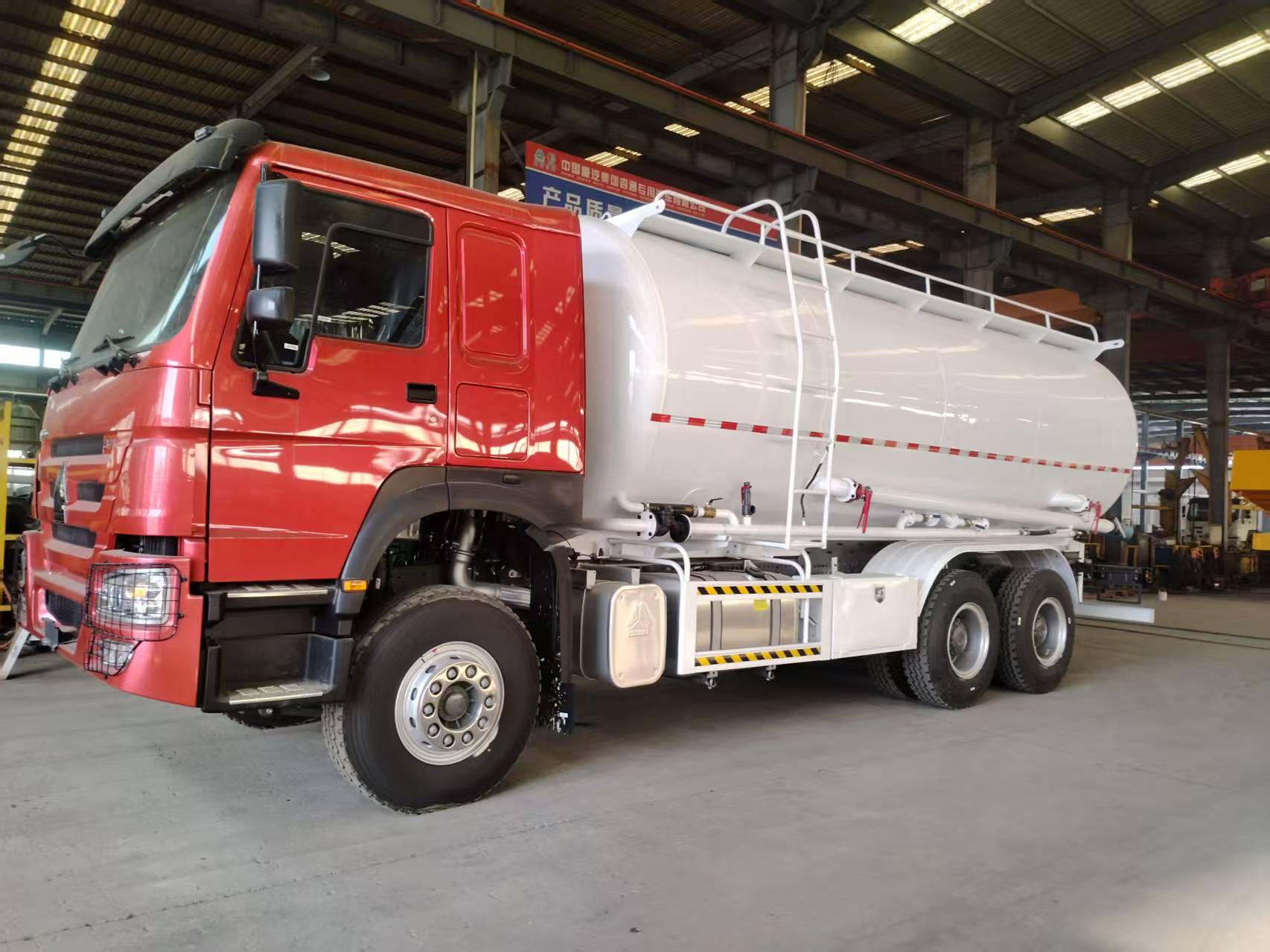 Camión cisterna HOWO 6×4 para polvo a granel, transportador de cemento a granel de 30 m³, camión cisterna neumático para el transporte de cenizas volantes y mortero seco.