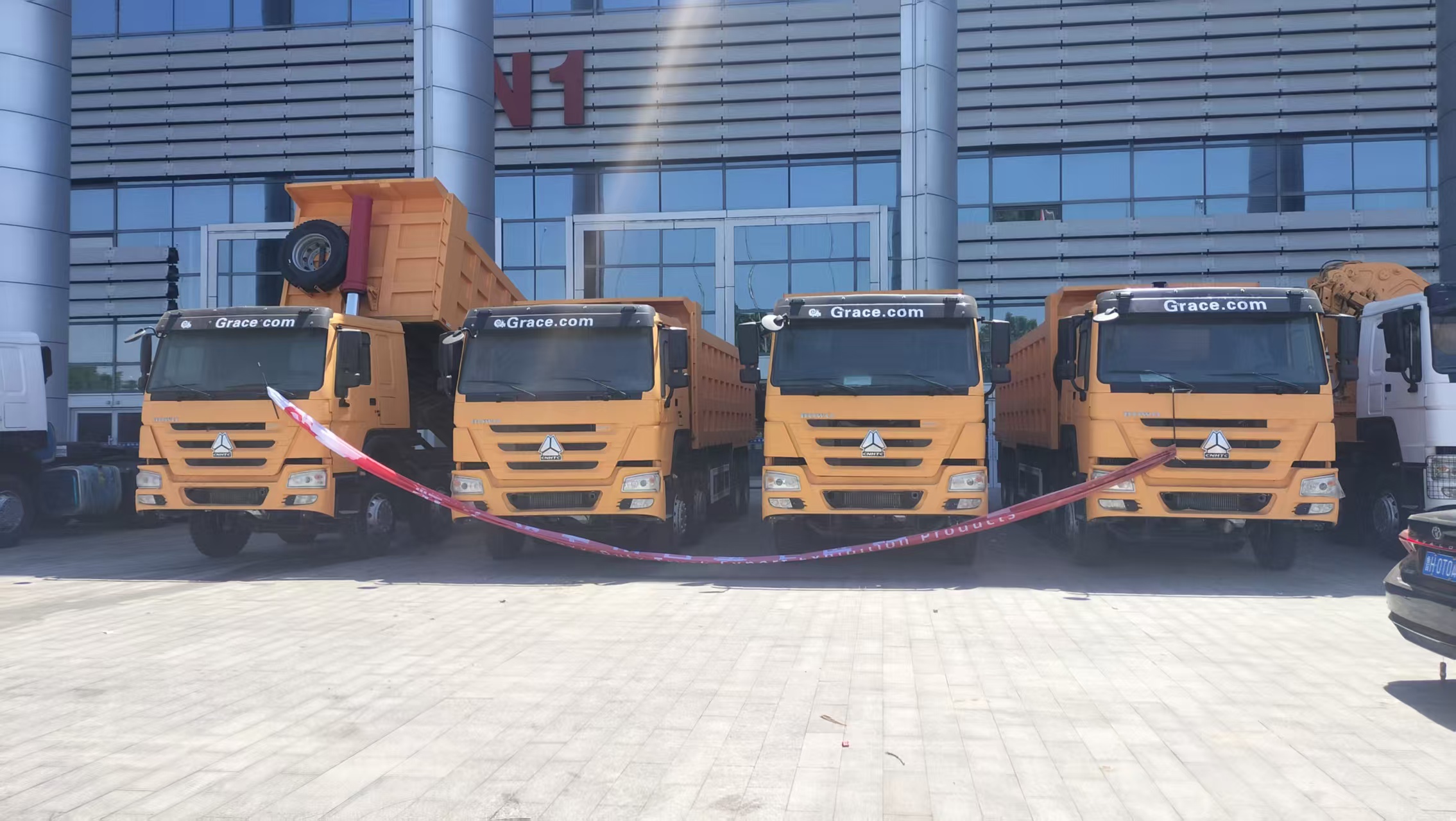 Camión volquete pesado HOWO 8×4 de 371 CV, con cuatro volquetes delanteros y ocho traseros, para transporte de minas, lodo y áridos.