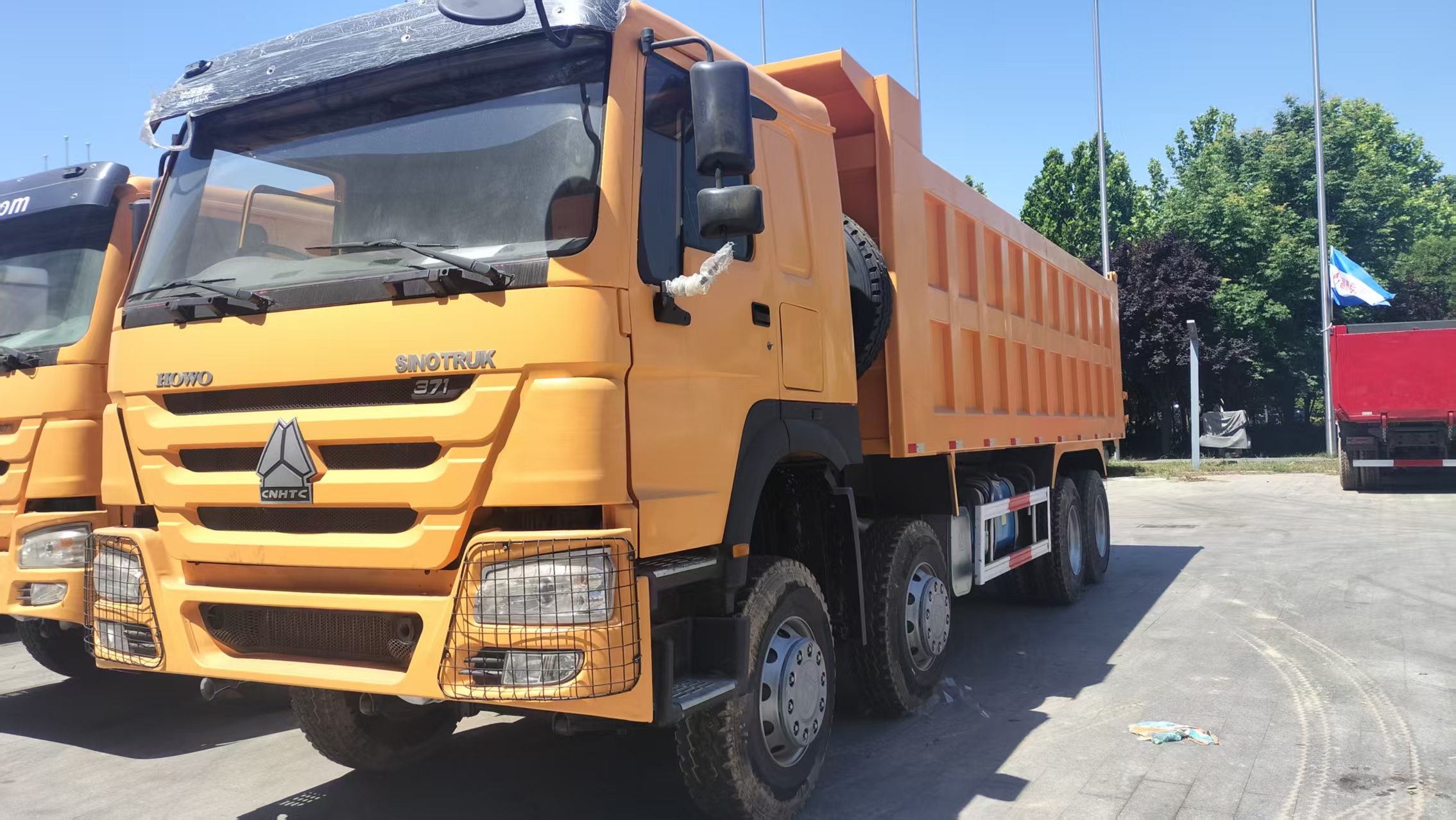 Camión volquete pesado HOWO 8×4 de 371 CV, con cuatro volquetes delanteros y ocho traseros, para transporte de minas, lodo y áridos.
