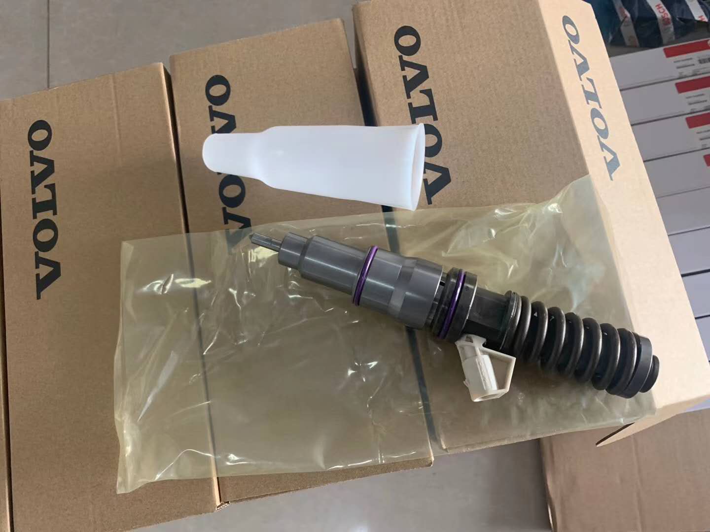 Common Rail Fuel Injector 04390987, OEM No.20798114 for Volvo D6E D7E Engine, EC210B EC240B Excavator