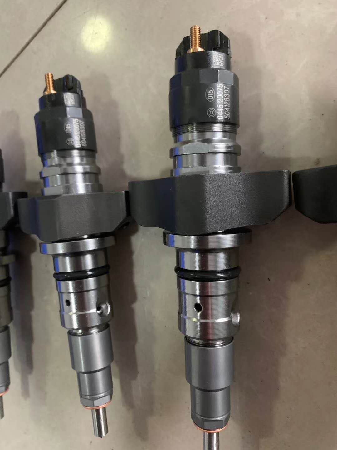 Common Rail Fuel Injector 04390987, OEM No.20798114 for Volvo D6E D7E Engine, EC210B EC240B Excavator