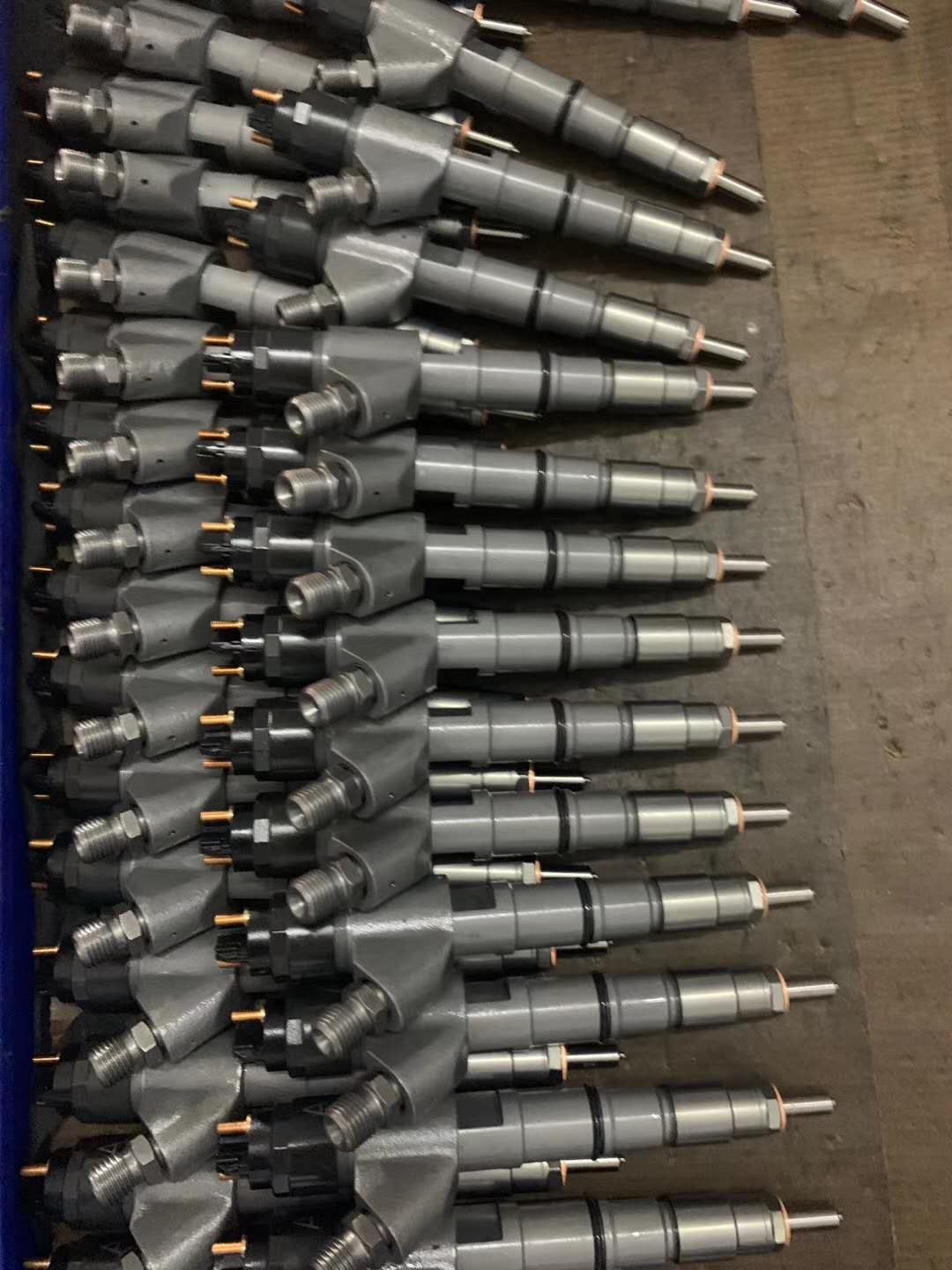 Common Rail Fuel Injector 04390987, OEM No.20798114 for Volvo D6E D7E Engine, EC210B EC240B Excavator