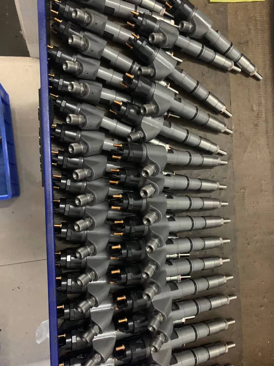 Common Rail Fuel Injector 04390987, OEM No.20798114 for Volvo D6E D7E Engine, EC210B EC240B Excavator
