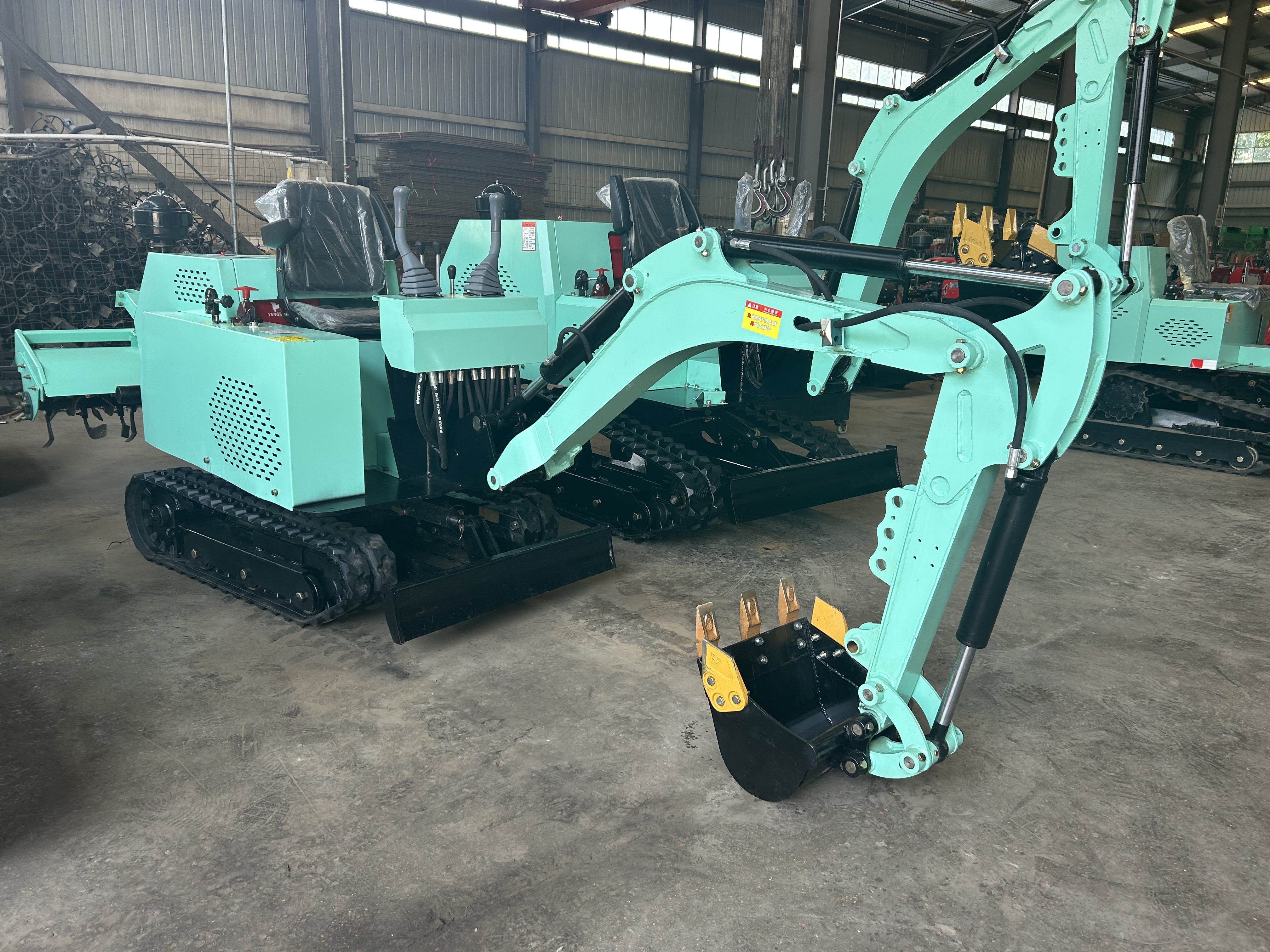 25/35 Front-Digging, Rear-Rotating Dryland Tracked Tractor