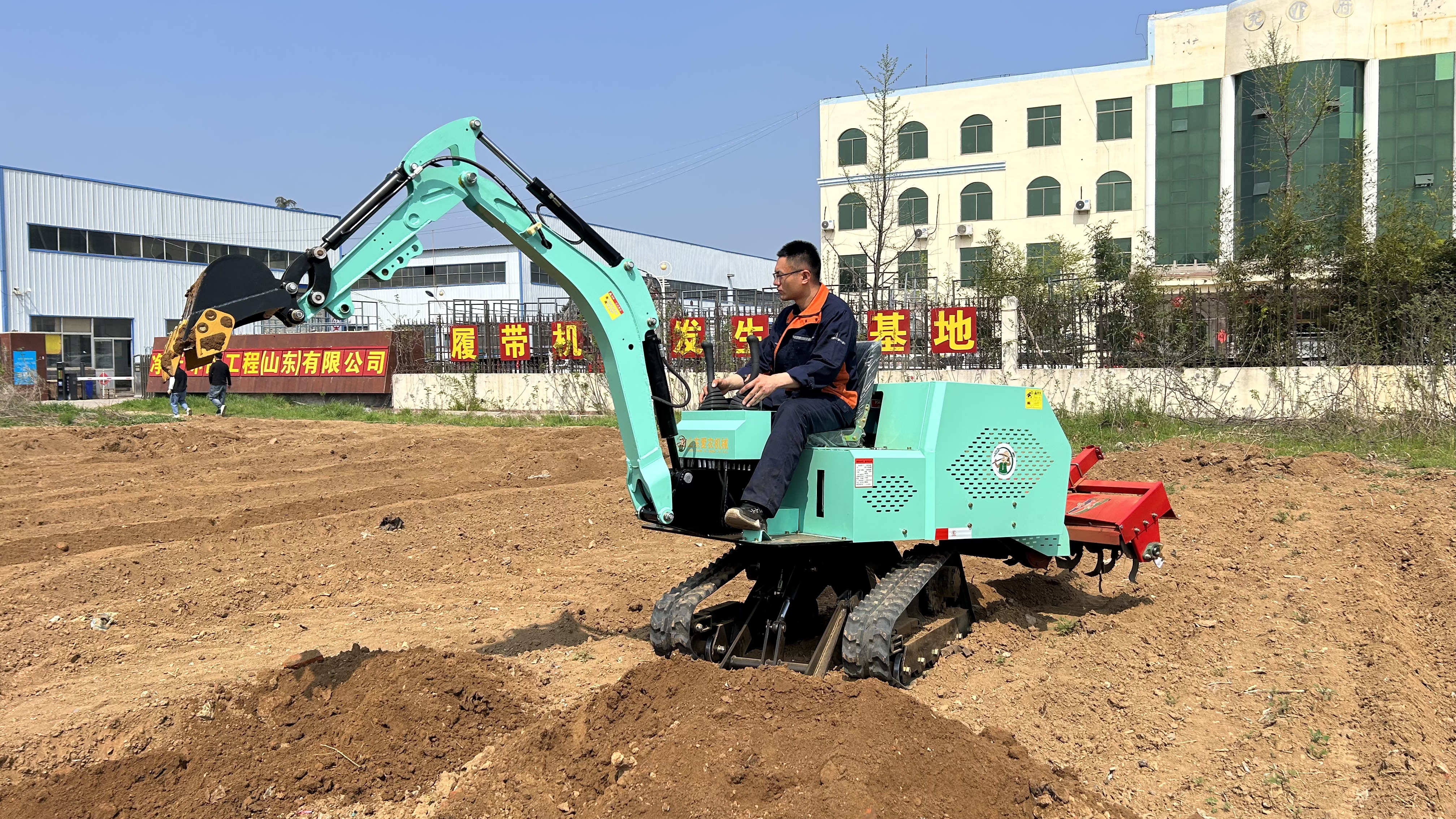 جرار مجنزر 25/35 ذو محراث أمامي ودوار خلفي، مناسب للحقول الرطبة والجافة