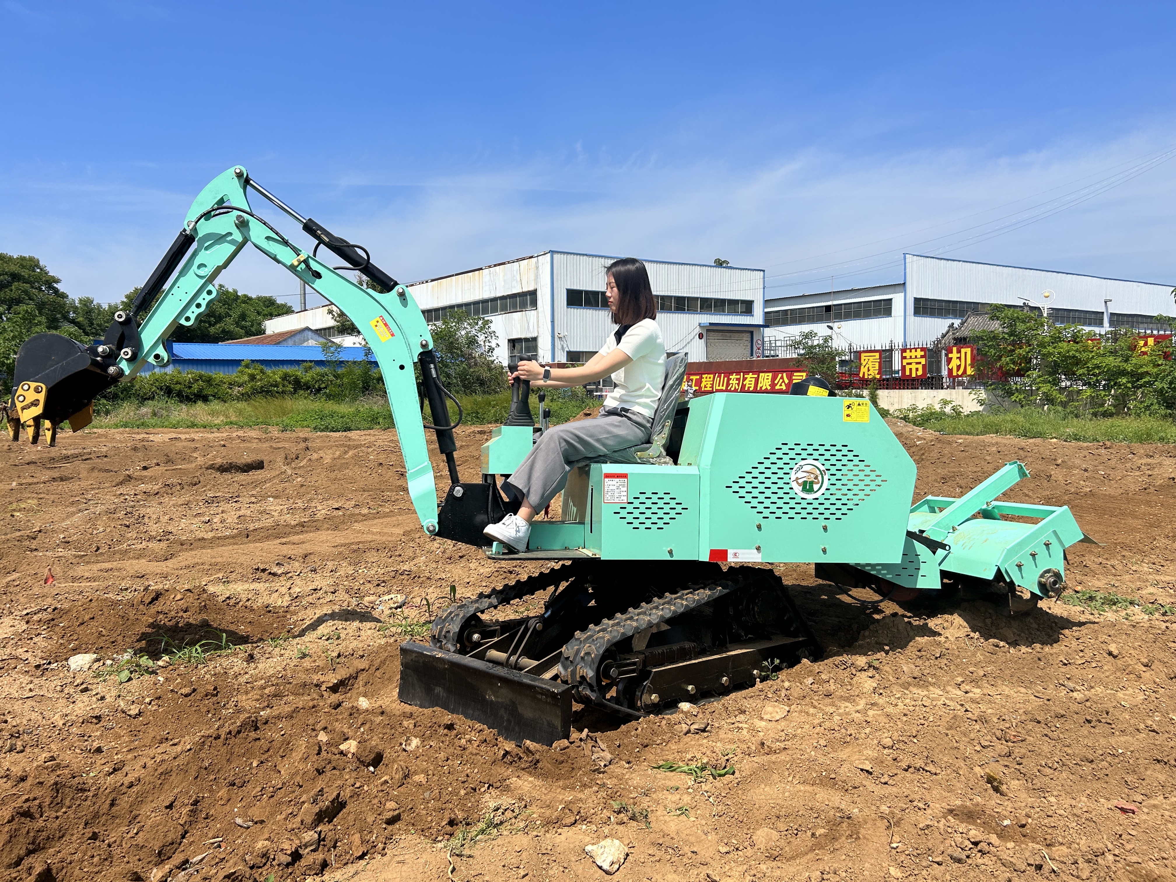 25/35 Front-Digging, Rear-Rotating Dryland Tracked Tractor