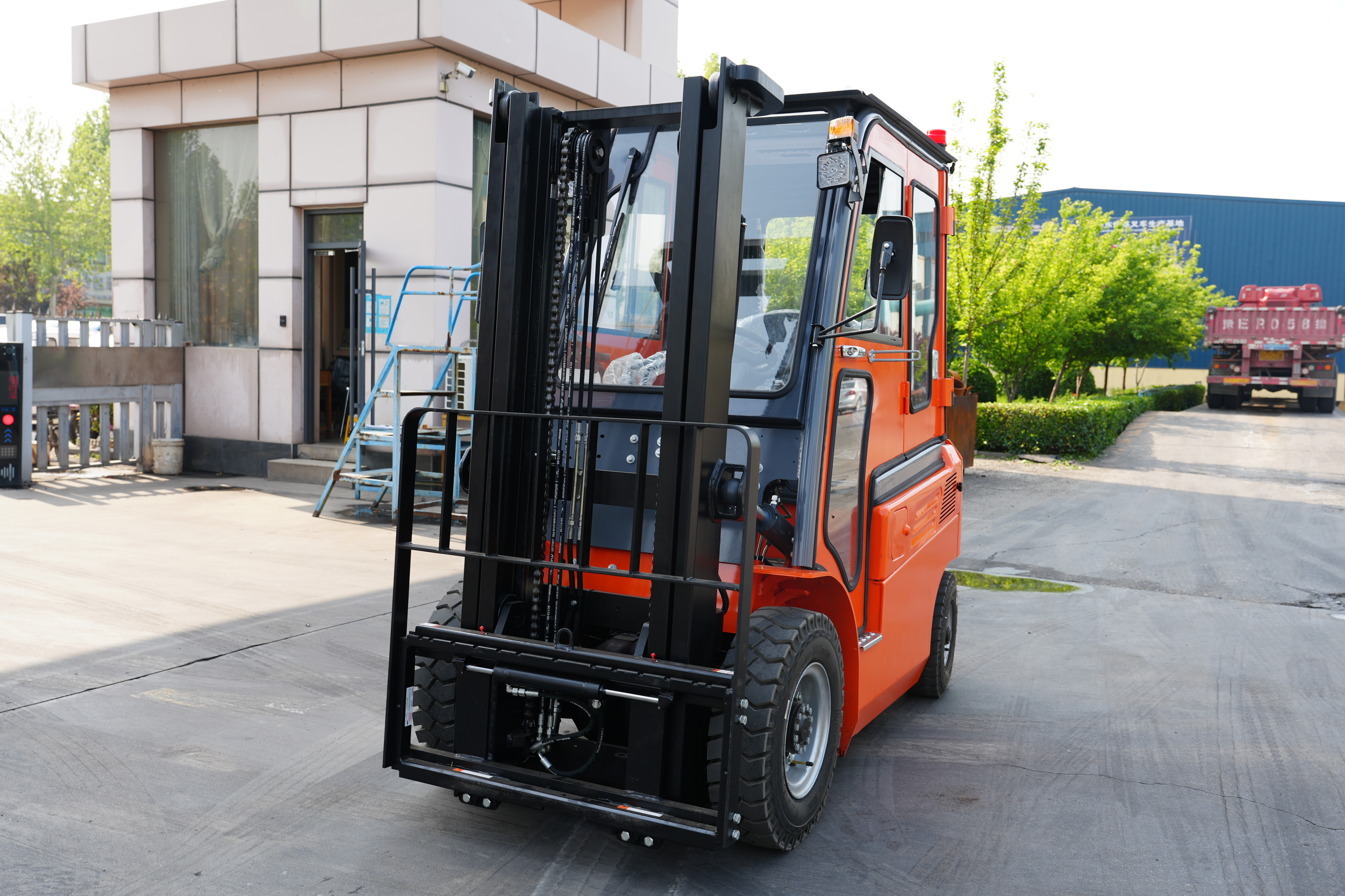 2-ton single-drive four-wheel electric forklift