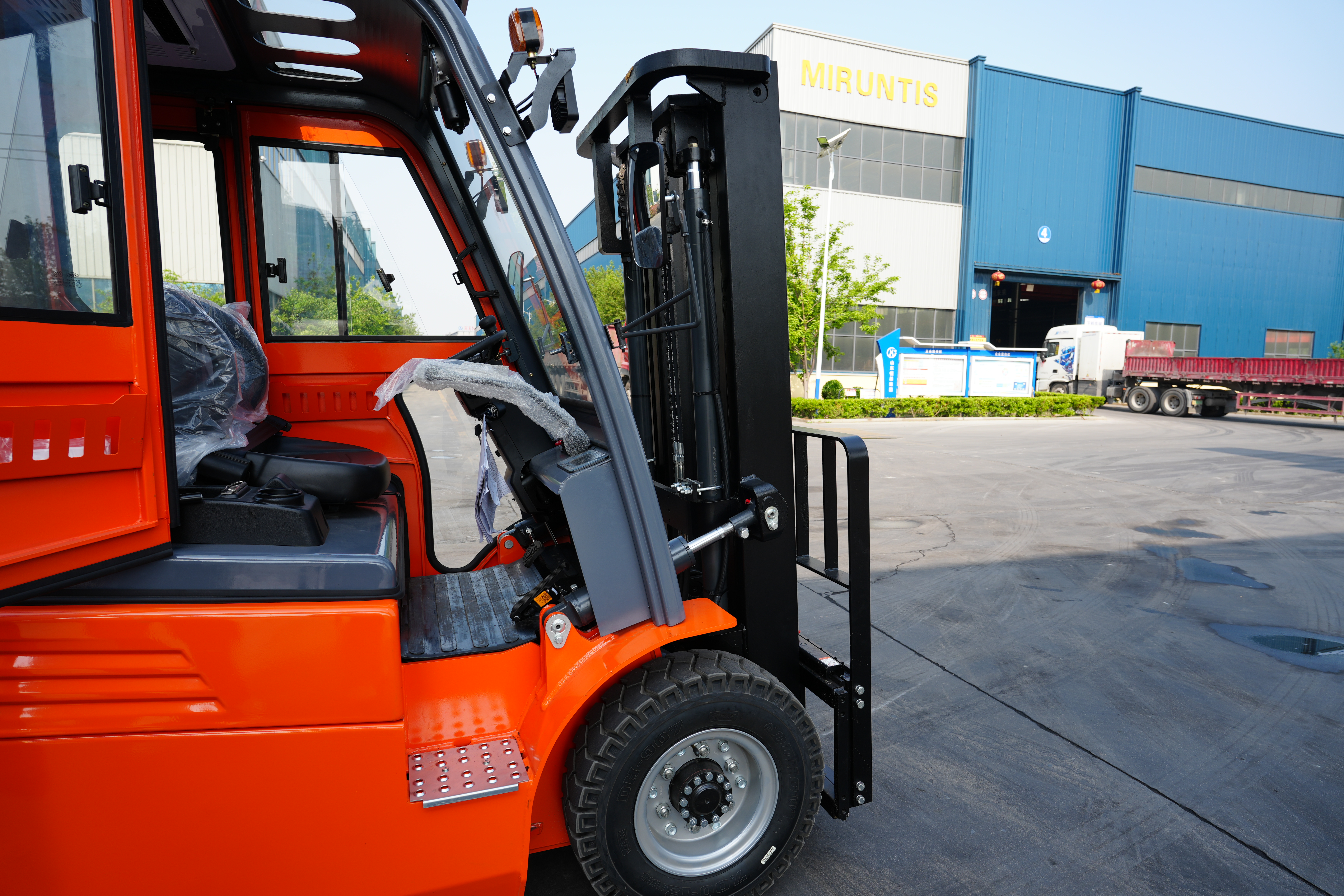 2-ton single-drive four-wheel electric forklift