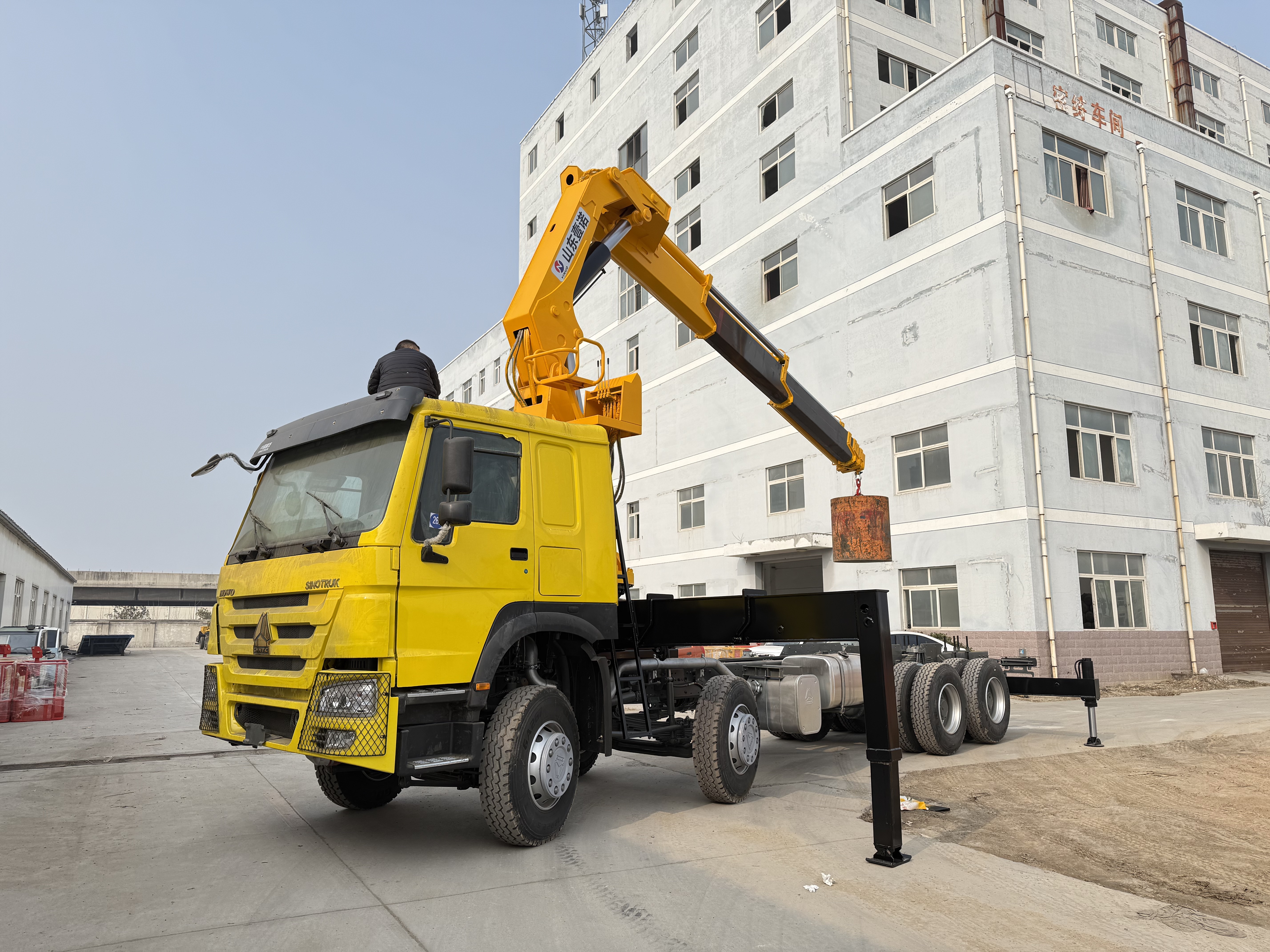 Vehicle mounted crane