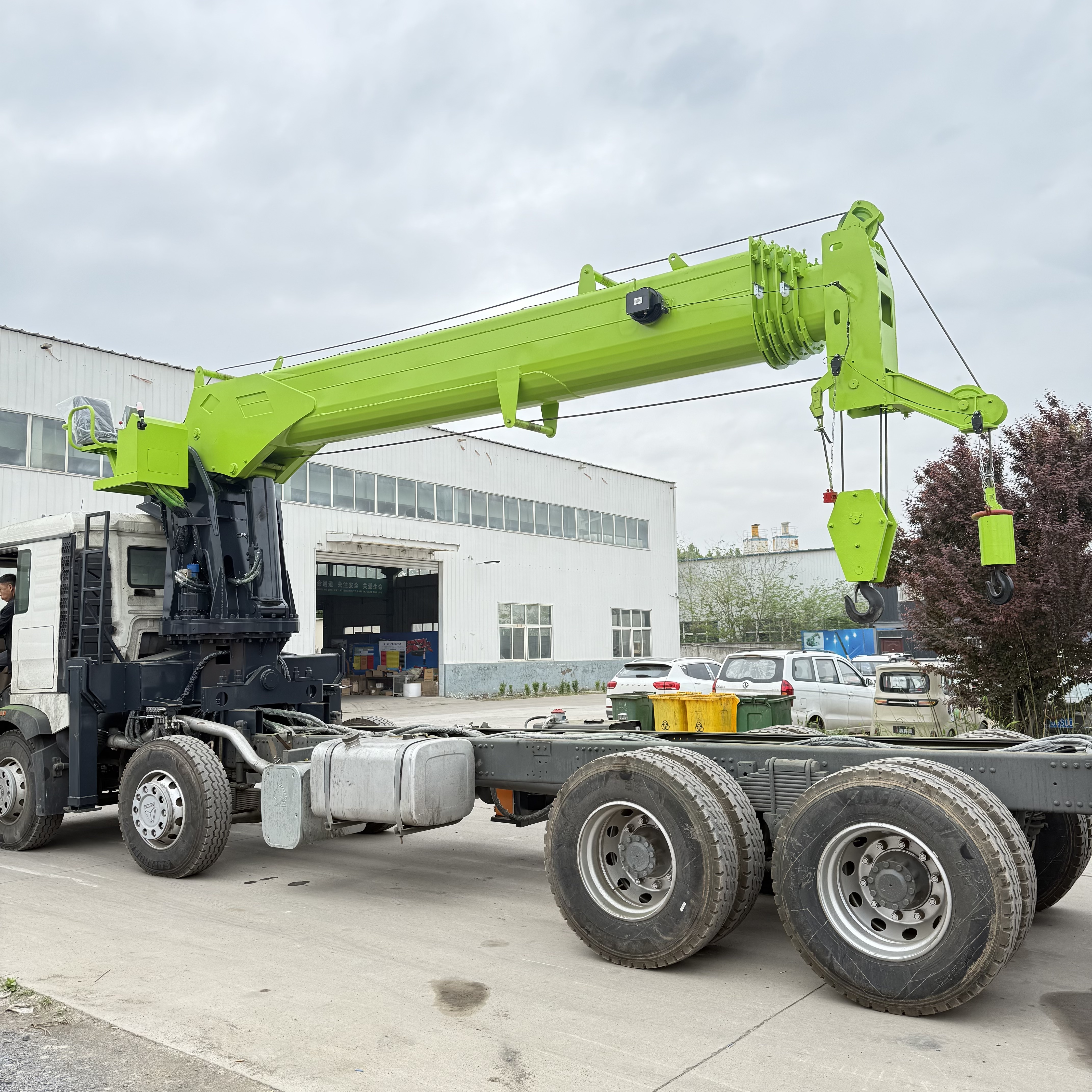 Vehicle mounted crane