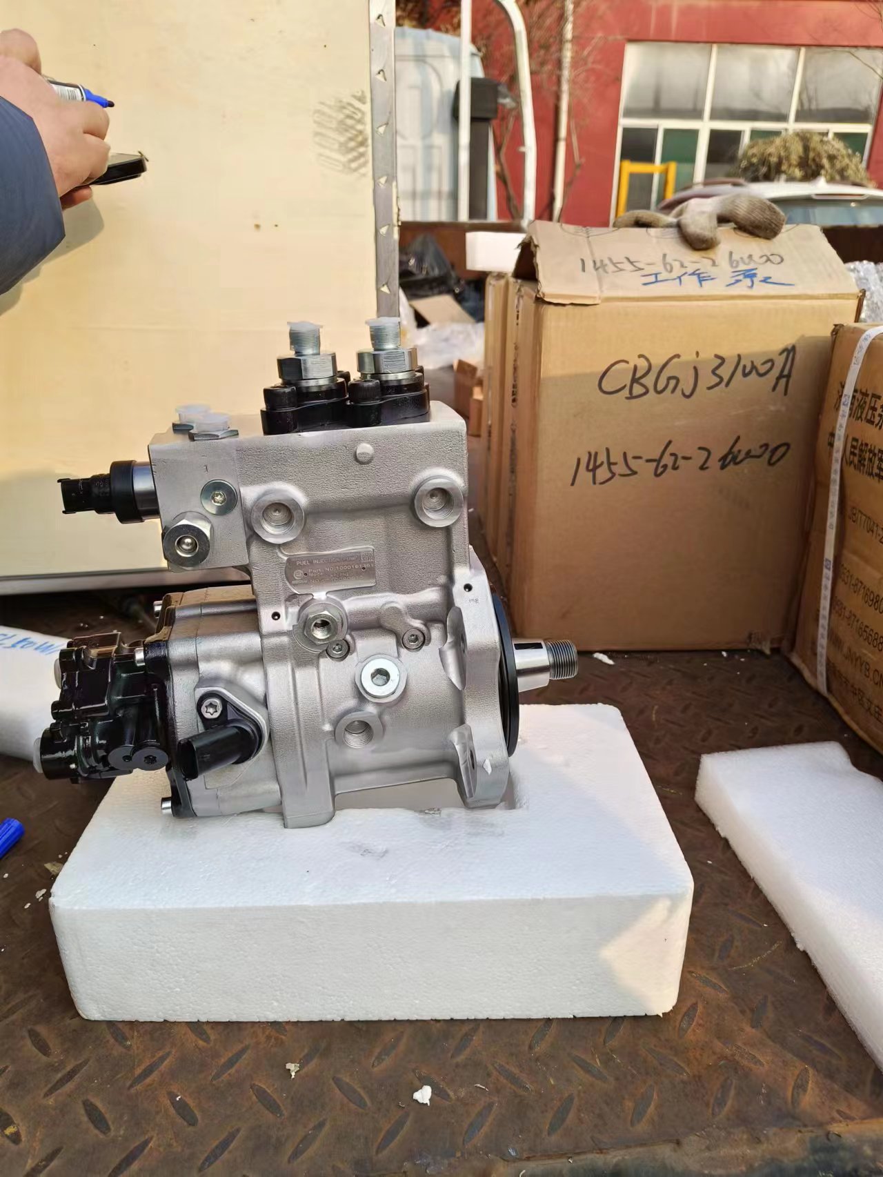 For Komatsu PC650-8, PC600-8 Excavator & WA500-6 Wheel Loader, DENSO Fuel Pump Part No.: 6261-71-1111 / 094000-0582