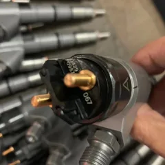 Common Rail Fuel Injector 04390987, OEM No.20798114 for Volvo D6E D7E Engine, EC210B EC240B Excavator