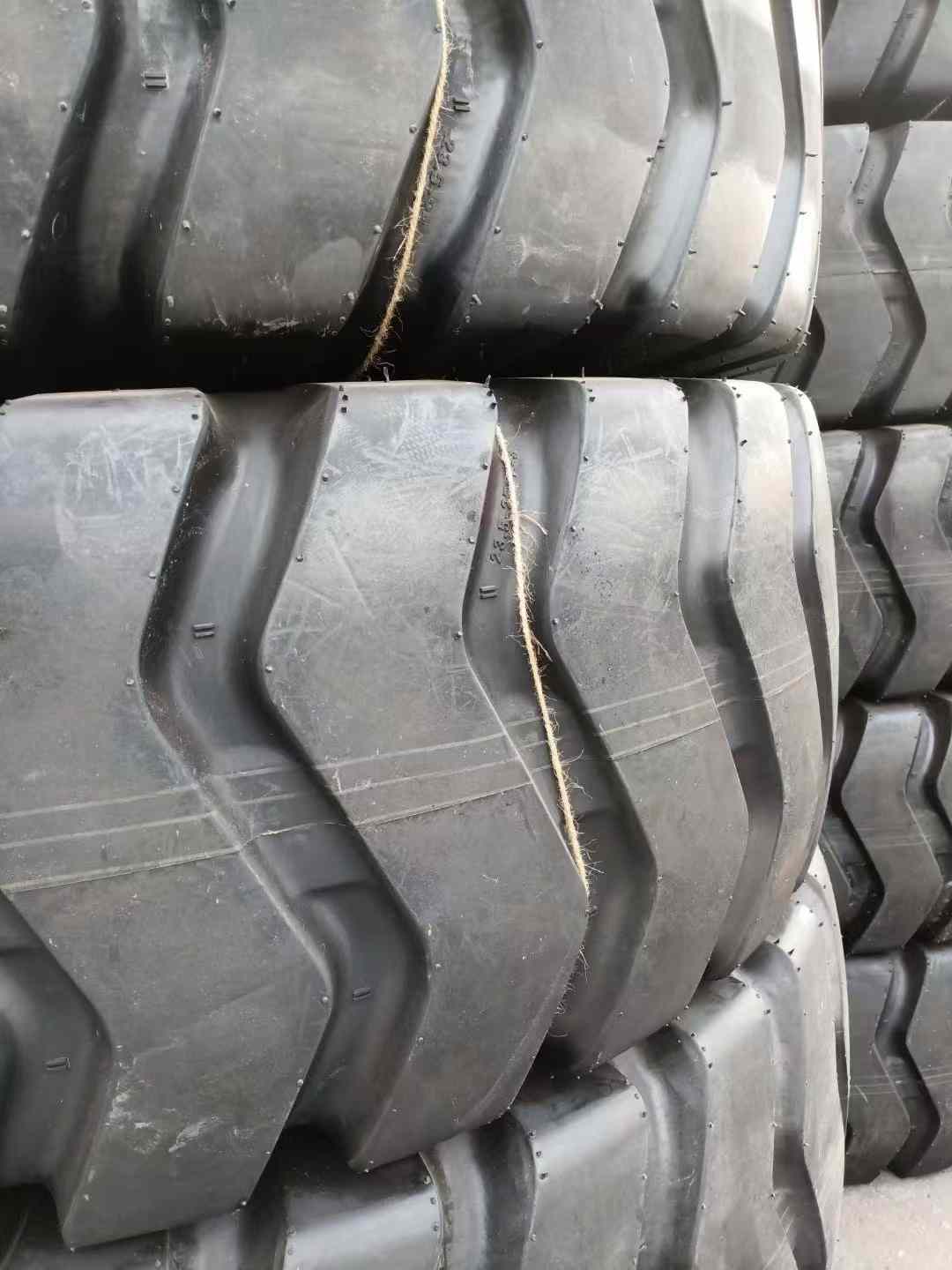 إطارات لوادر ذات عجلات OTR مقاس 17.5-25 / 20.5-25 للوادر سعة 3 أطنان من XCMG وLIUGONG وLONKING وSDLG