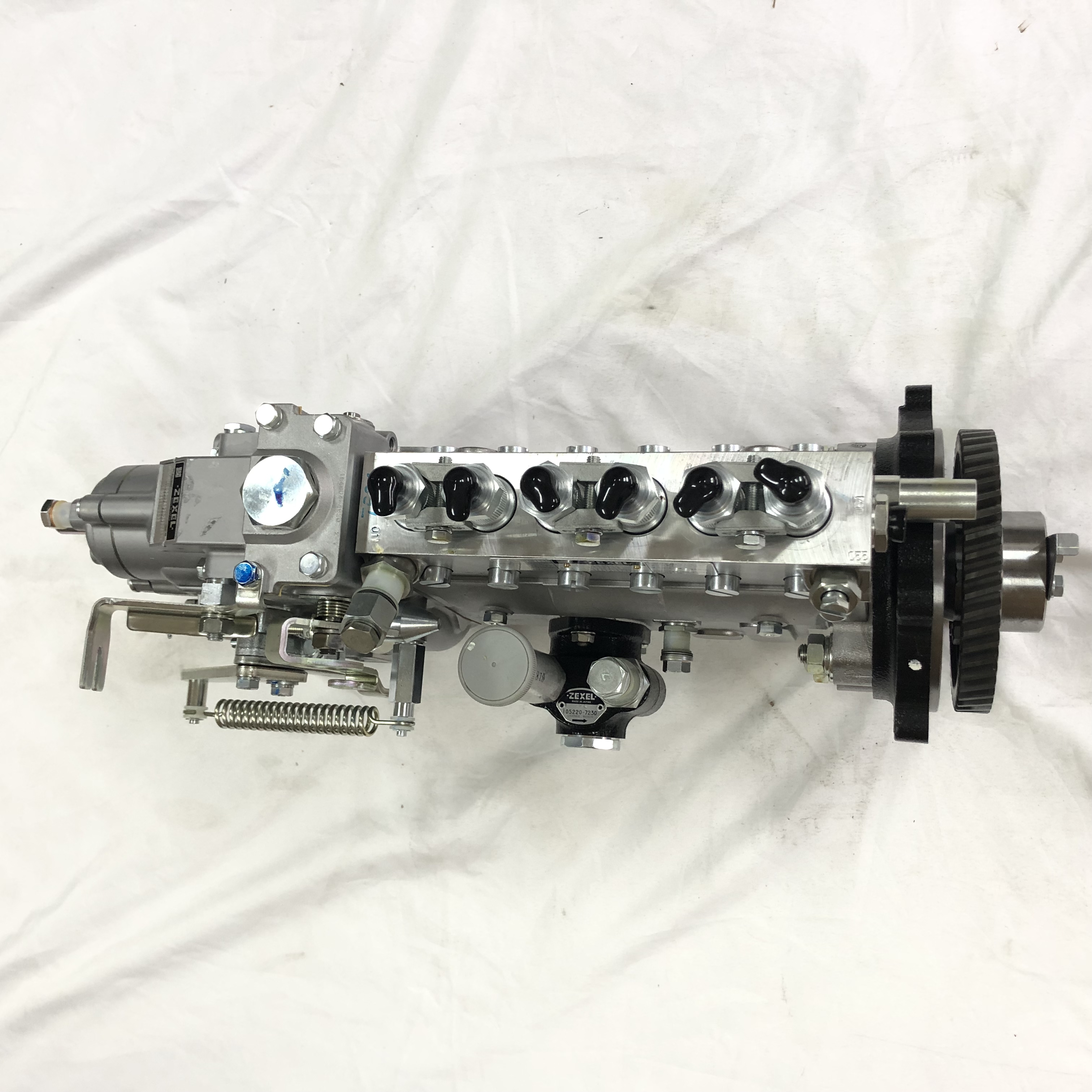 Fuel Injection Pump Assembly for ISUZU 6BG1 / 6BG1T Engine, Hitachi ZX210-5G Excavator Part No.: 101605-0390, 101062-8700