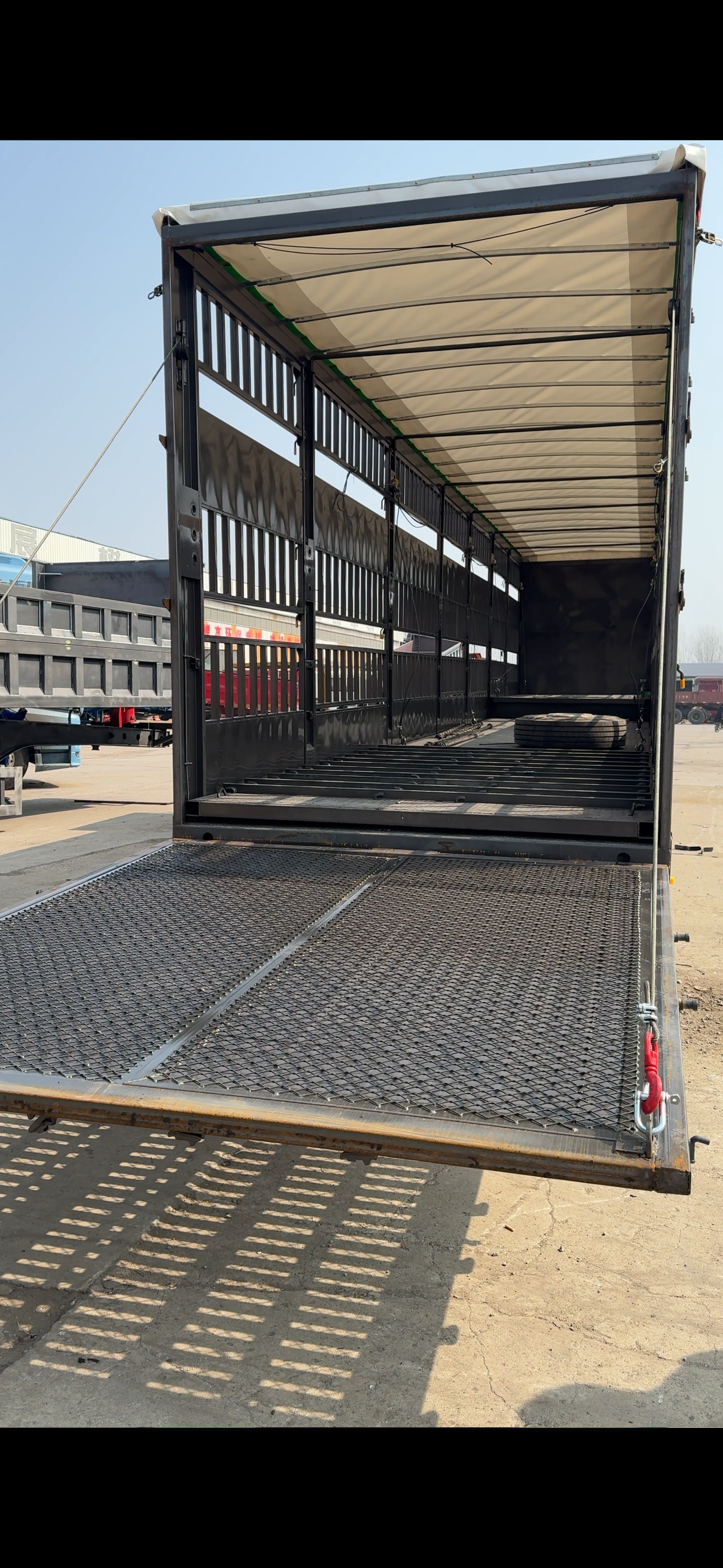 Double-deck livestock semi-trailer