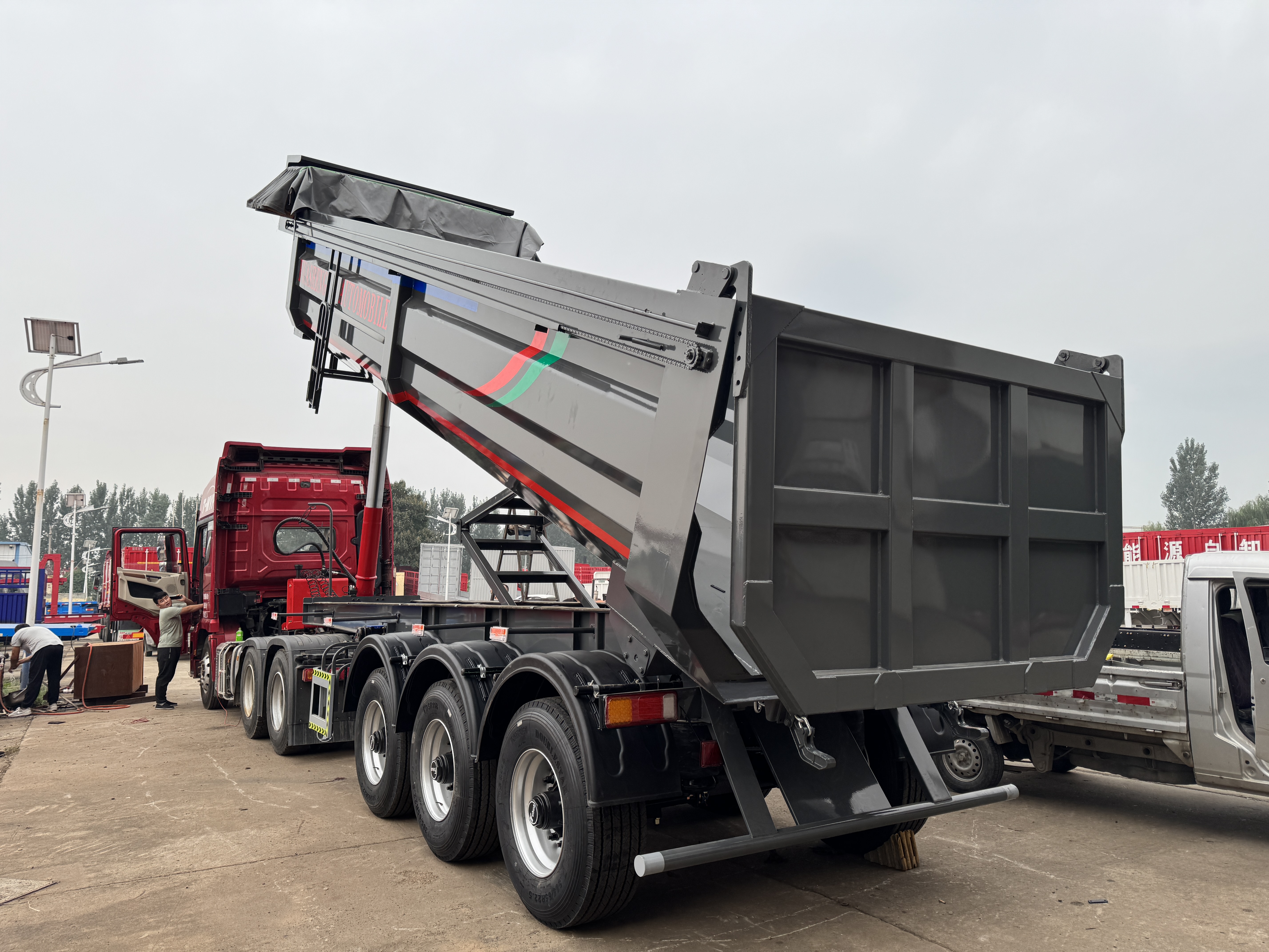 Export-specific U-...3-axle tipper trailer