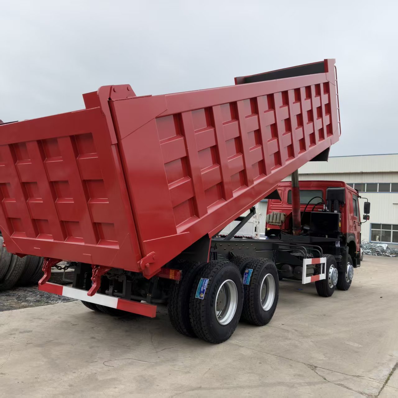 Used Sinotruk Howo 8×4 Dump Truck, 371HP Euro II Engine, Heavy-duty Tipper for Mining & Construction