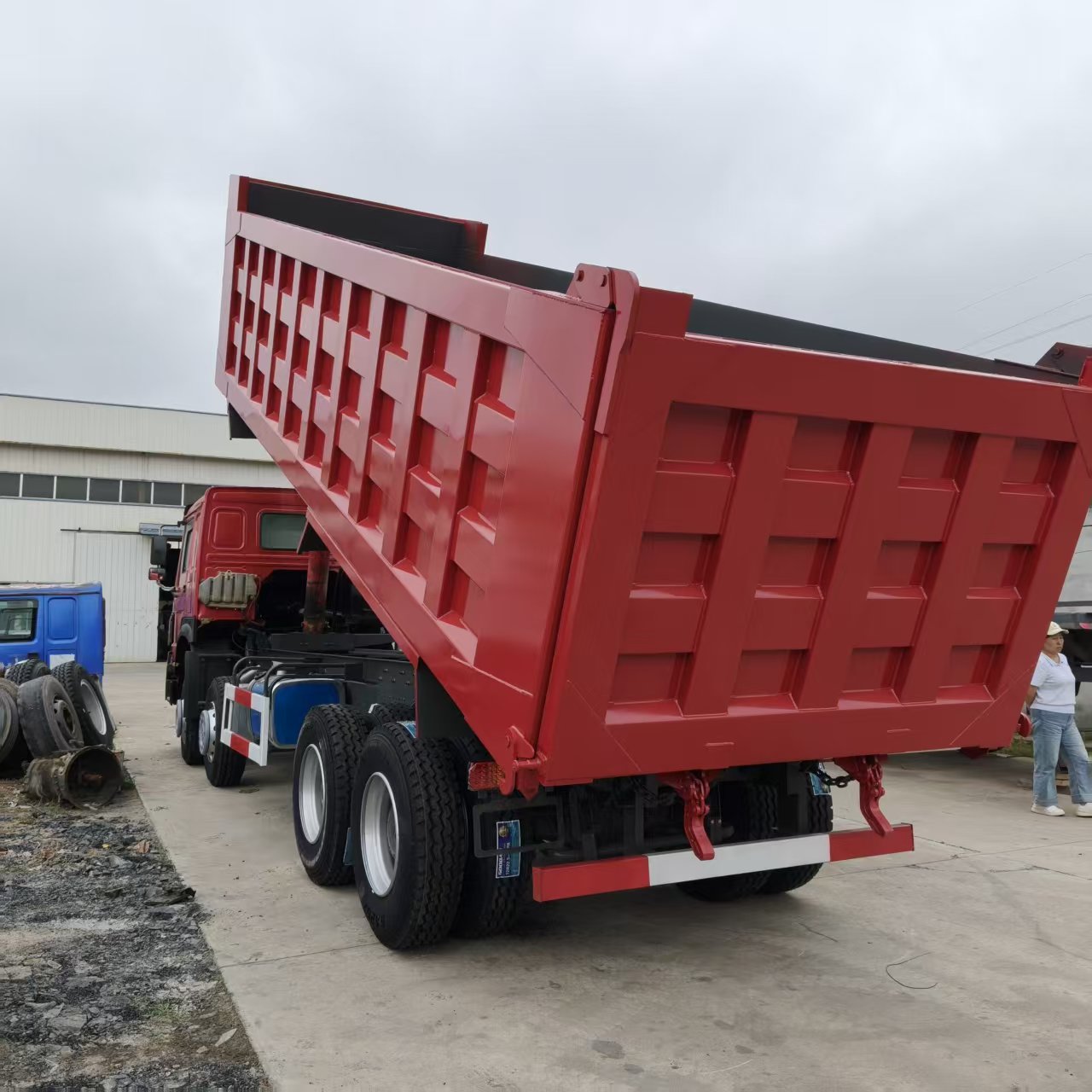 Used Sinotruk Howo 8×4 Dump Truck, 371HP Euro II Engine, Heavy-duty Tipper for Mining & Construction
