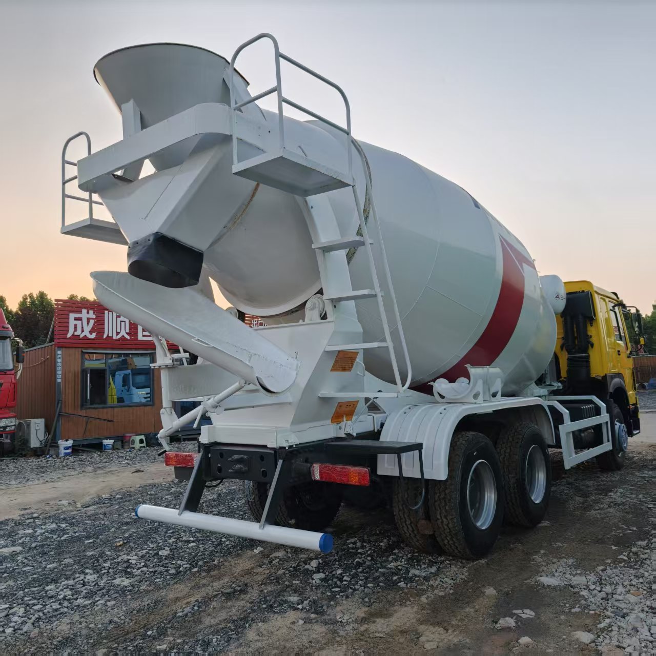 Used Sinotruk Howo 6×4 Concrete Mixer Truck, 371HP, 8-10 CBM Drum for Construction