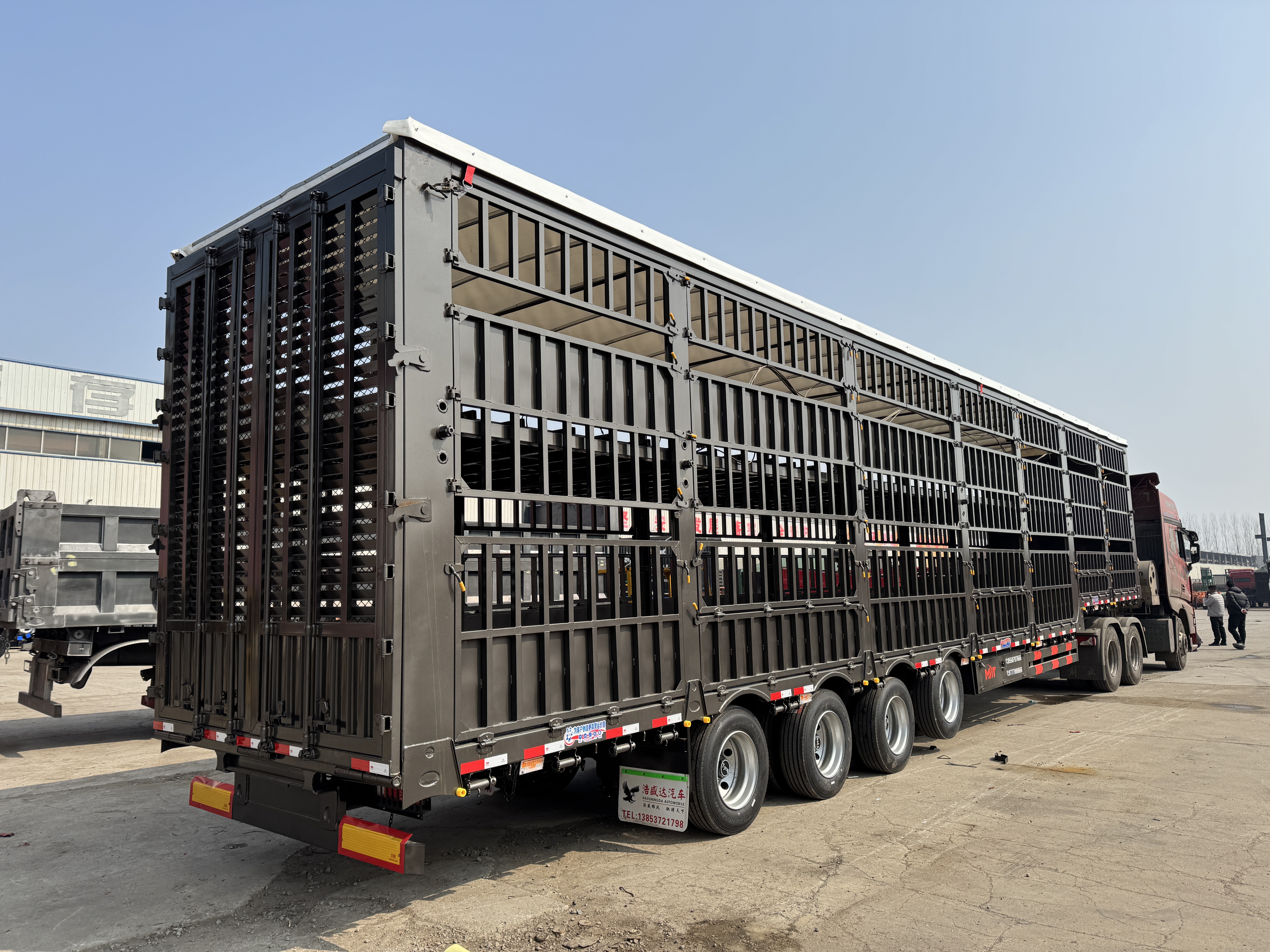 Double-deck livestock semi-trailer