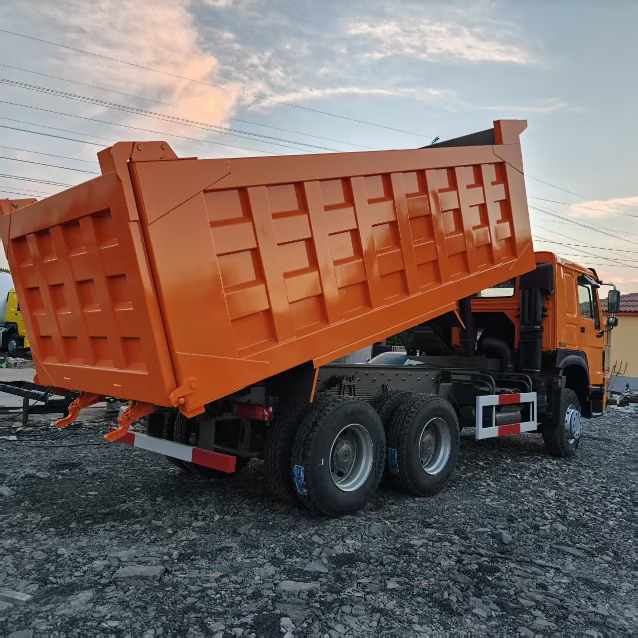 Used Sinotruk Howo 6×4 Dump Truck, 371HP Euro II Engine, Heavy-duty Tipper for Mining & Construction