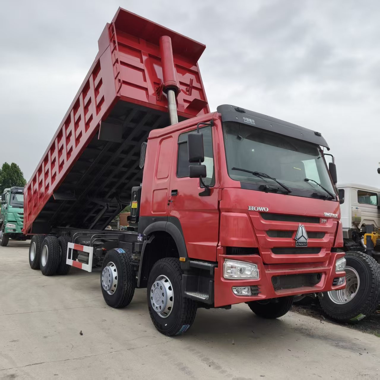 Used Sinotruk Howo 8×4 Dump Truck, 371HP Euro II Engine, Heavy-duty Tipper for Mining & Construction