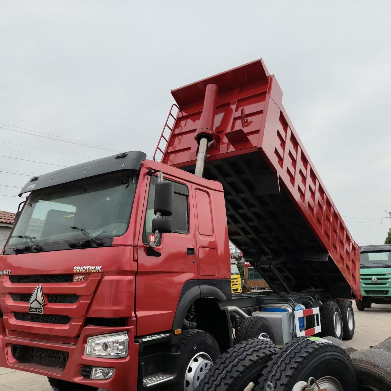 Used Sinotruk Howo 8×4 Dump Truck, 371HP Euro II Engine, Heavy-duty Tipper for Mining & Construction