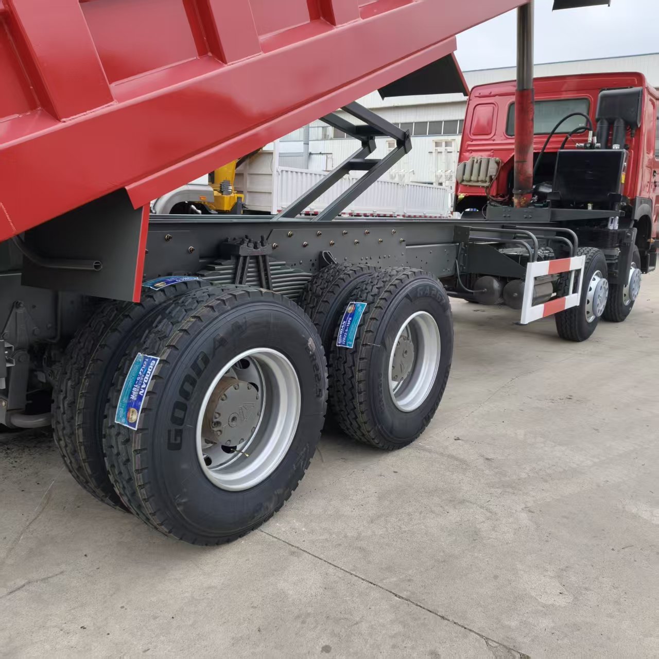 Used Sinotruk Howo 8×4 Dump Truck, 371HP Euro II Engine, Heavy-duty Tipper for Mining & Construction