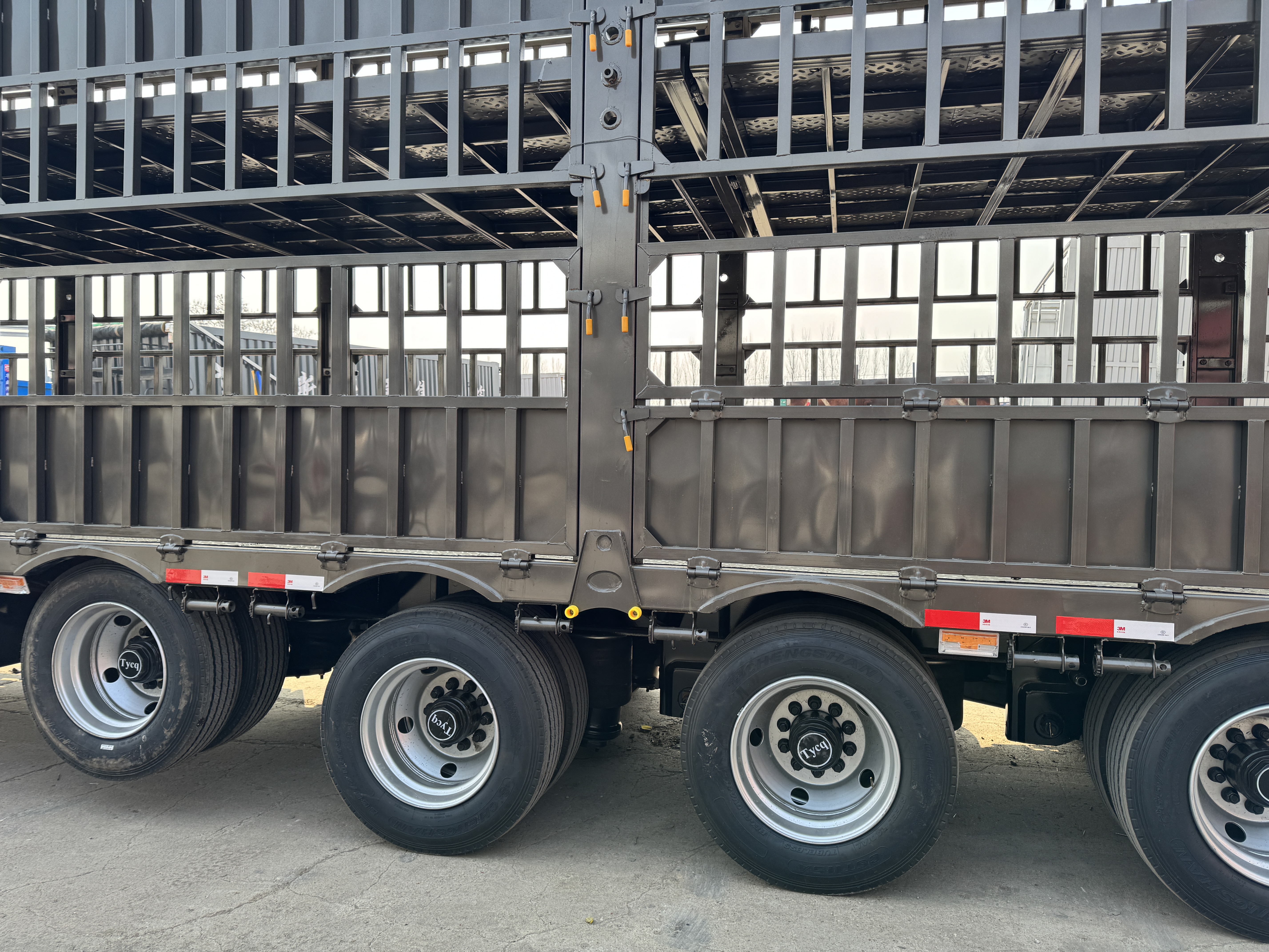 Double-deck livestock semi-trailer