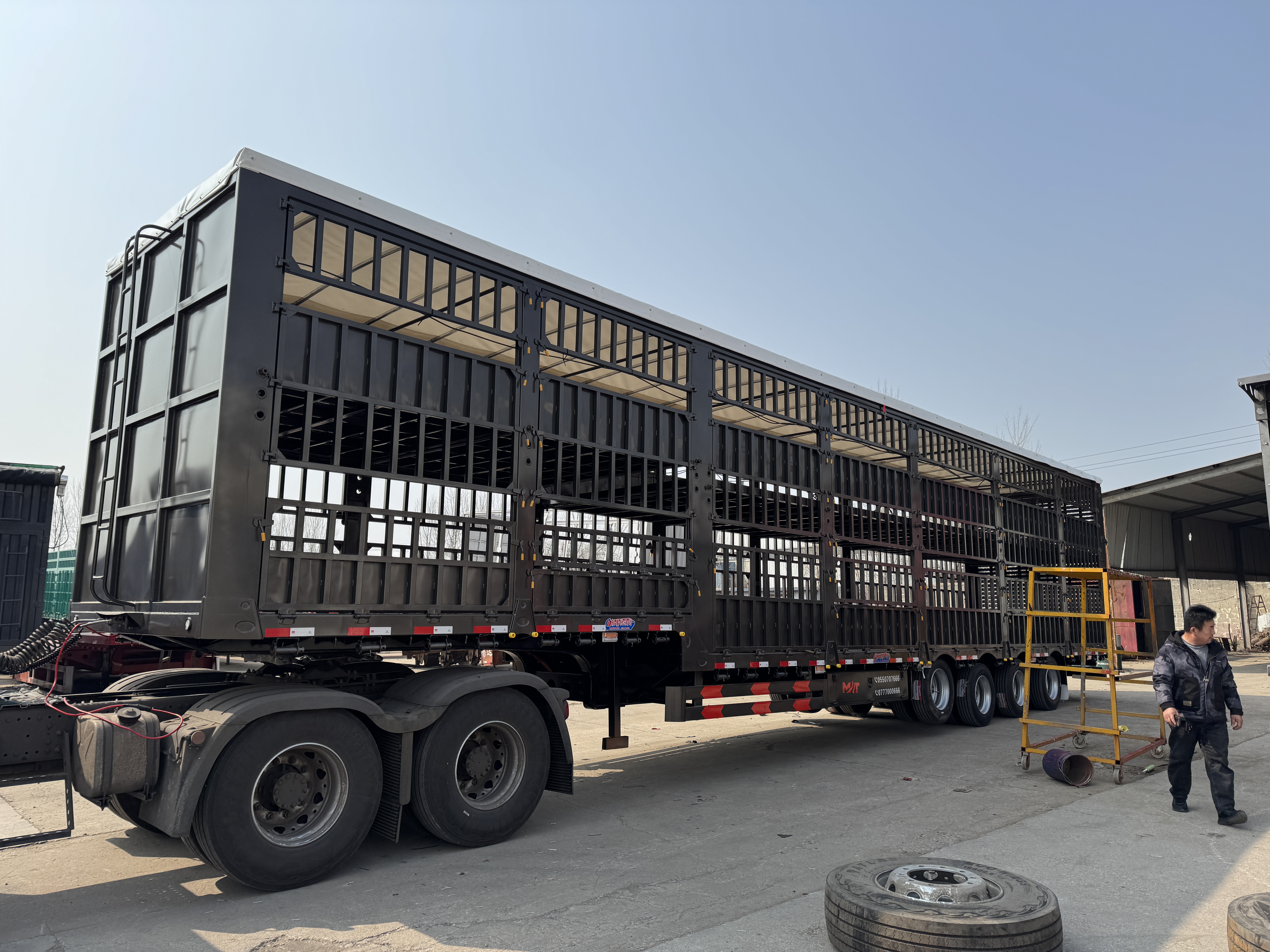 Double-deck livestock semi-trailer