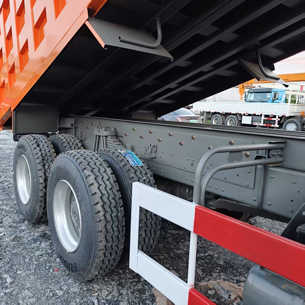 Used Sinotruk Howo 6×4 Dump Truck, 371HP Euro II Engine, Heavy-duty Tipper for Mining & Construction