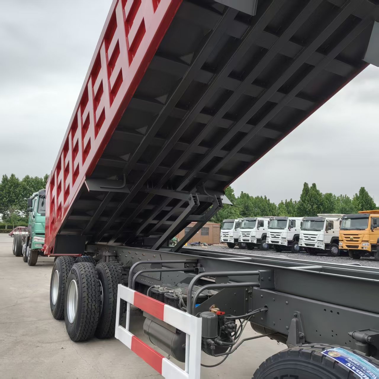 Used Sinotruk Howo 8×4 Dump Truck, 371HP Euro II Engine, Heavy-duty Tipper for Mining & Construction