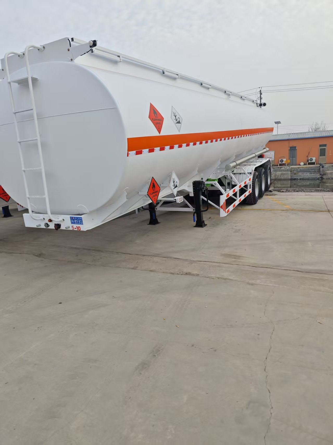 Factory Price 3 Axle Fuel Tanker Semi Trailer 40000L Oil Tank Trailer  Carbon Steel Fuel tank Trailer for Africa and Middle East