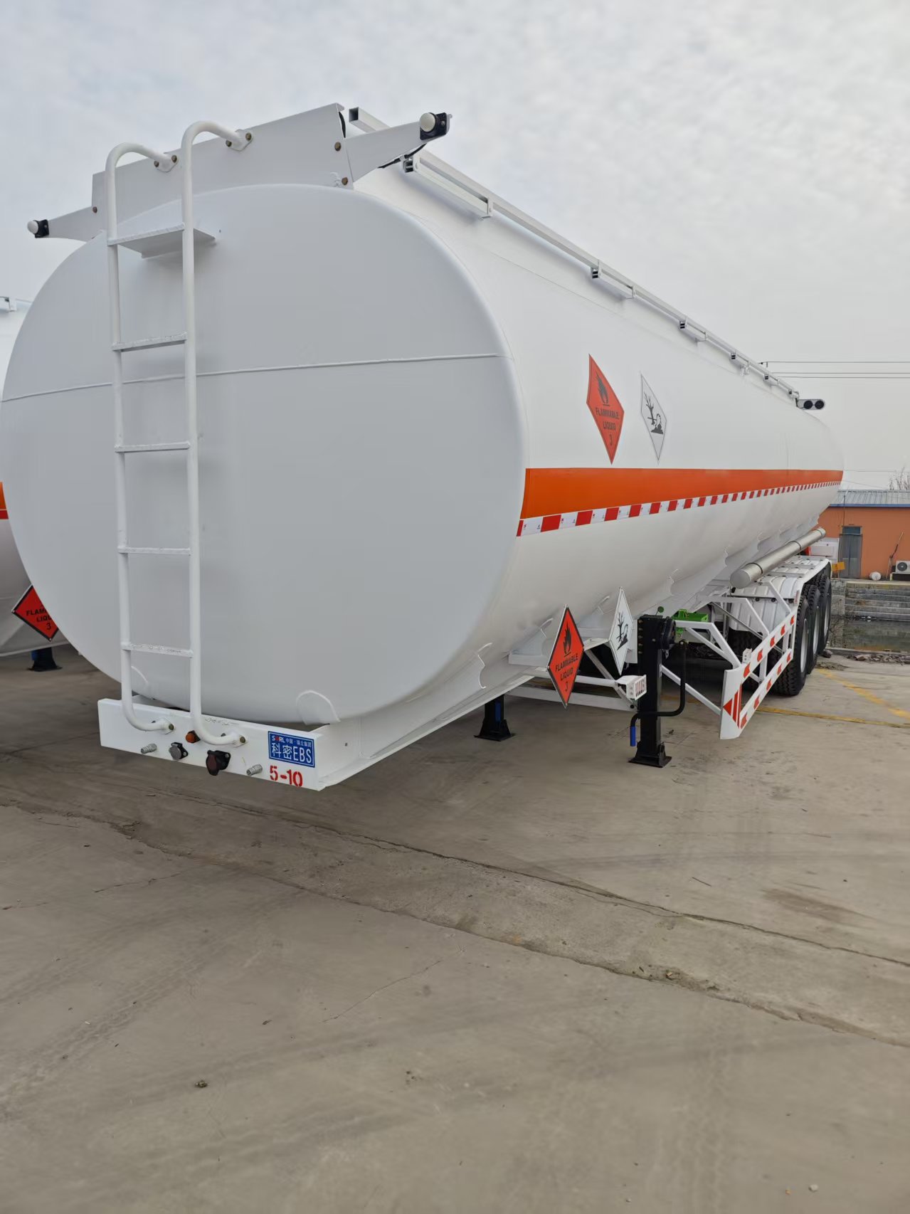 Factory Price 3 Axle Fuel Tanker Semi Trailer 40000L Oil Tank Trailer  Carbon Steel Fuel tank Trailer for Africa and Middle East