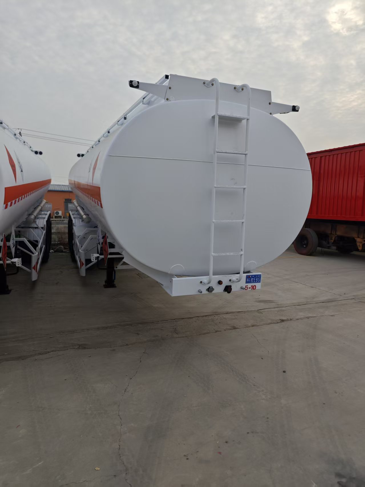 Factory Price 3 Axle Fuel Tanker Semi Trailer 40000L Oil Tank Trailer  Carbon Steel Fuel tank Trailer for Africa and Middle East