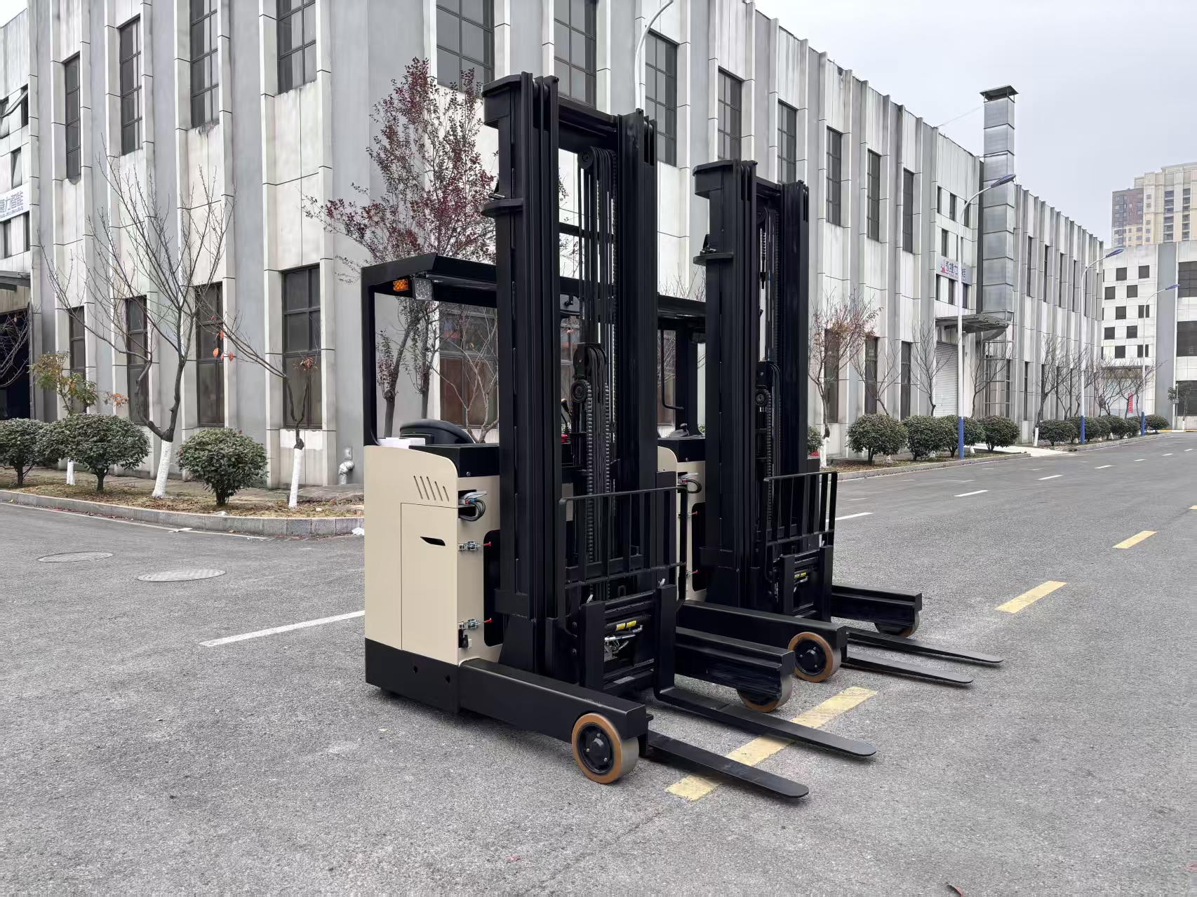 Ride-on Reach Stacker with LCD Fault Display & Fast Charging Battery, Custom Models Available