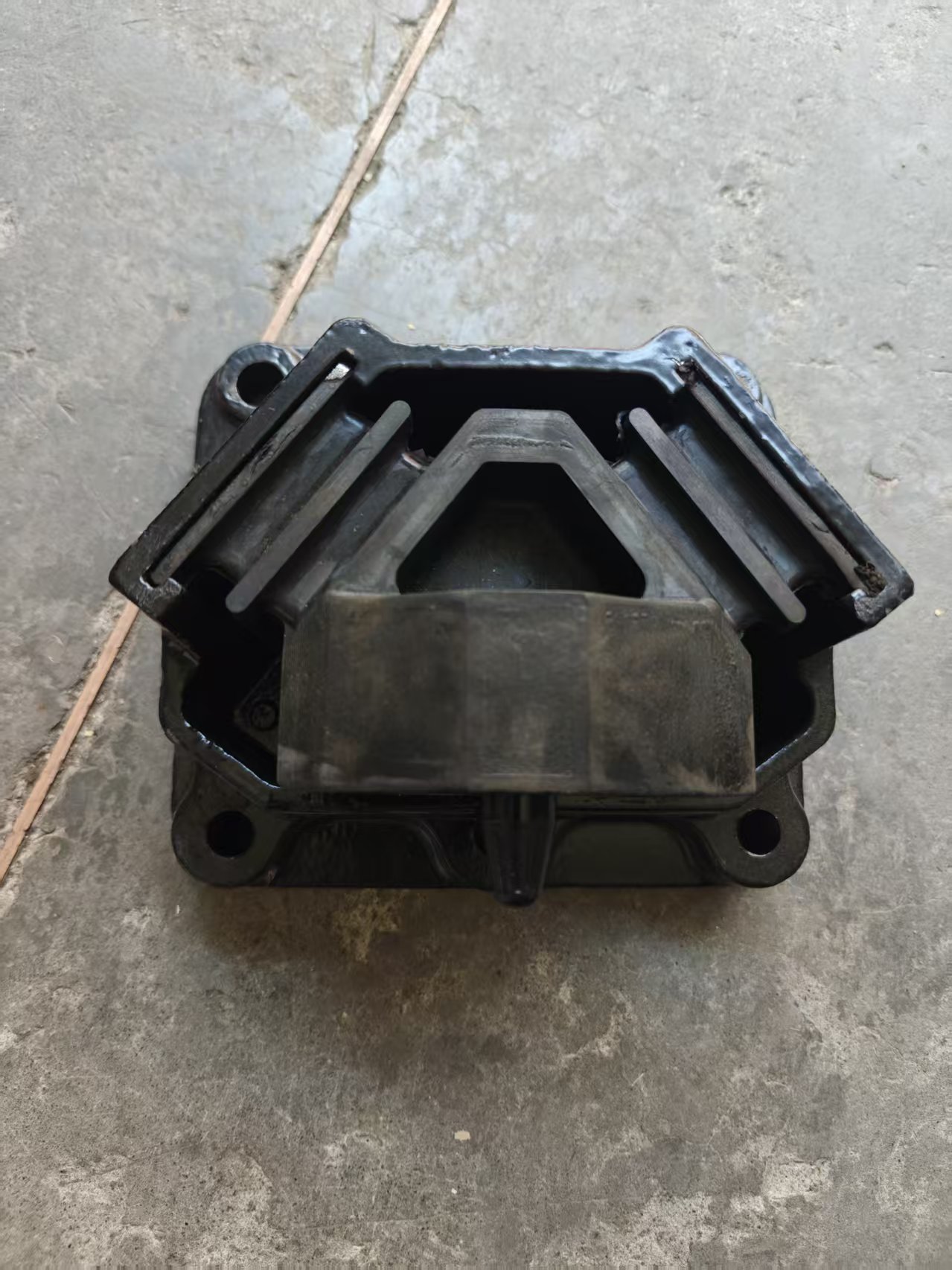 Engine Rear Mount DZ97259590209 for Shacman Delong, Engine Mounting Rubber
